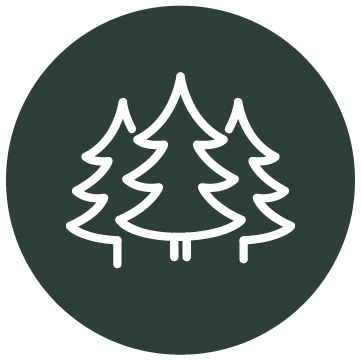 Icon of three stylized pine trees inside a dark circular background.