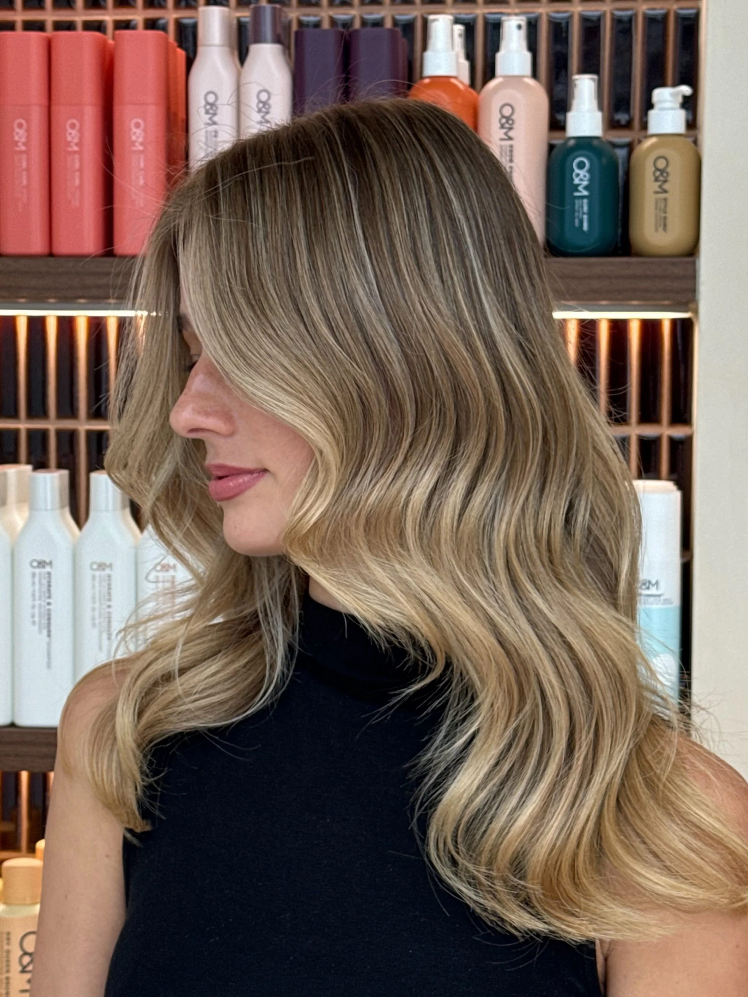 Golden goddess ✨

@oandm._  swipe for formula 🪄 

@ghdhair_anz for the softest curls ⭐️