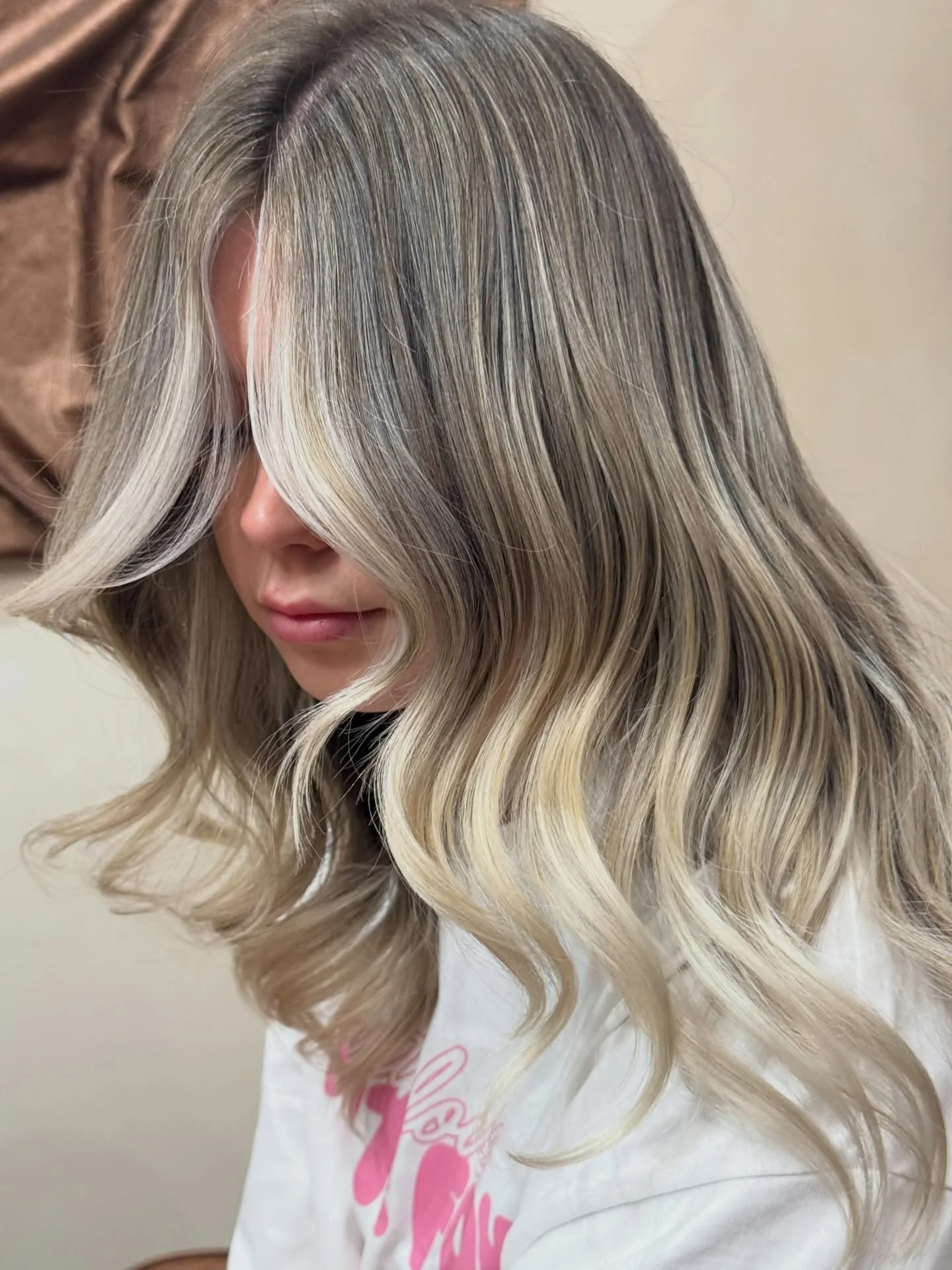 Ugh look at it!!

The process >>
Working with her natural depth to create the illusion of a lighter blonde 
Soft, blended &amp; effortlessly bright 😮&zwj;💨