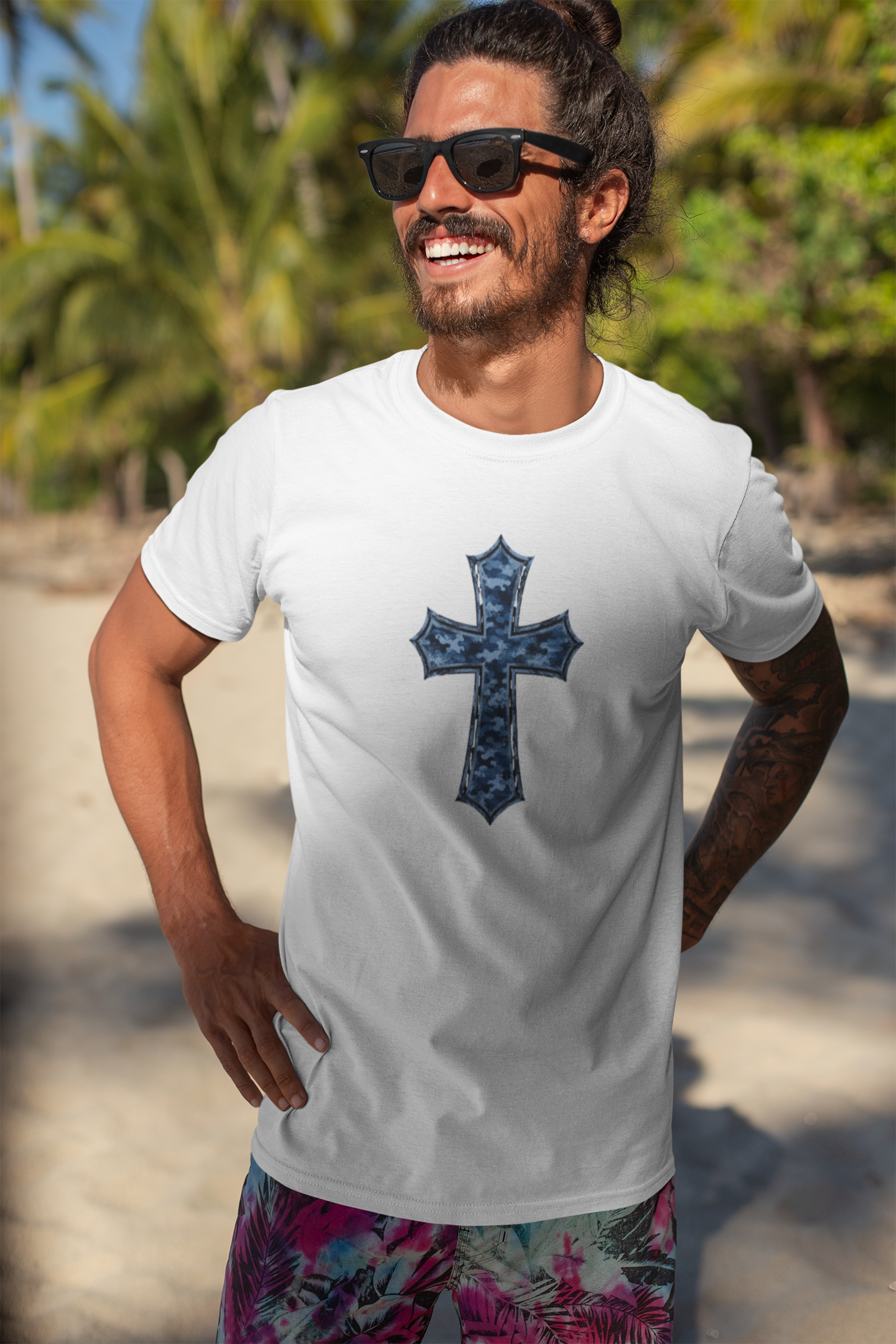 t-shirt-mockup-of-a-smiling-man-with-sunglasses-by-the-beach-26752.png