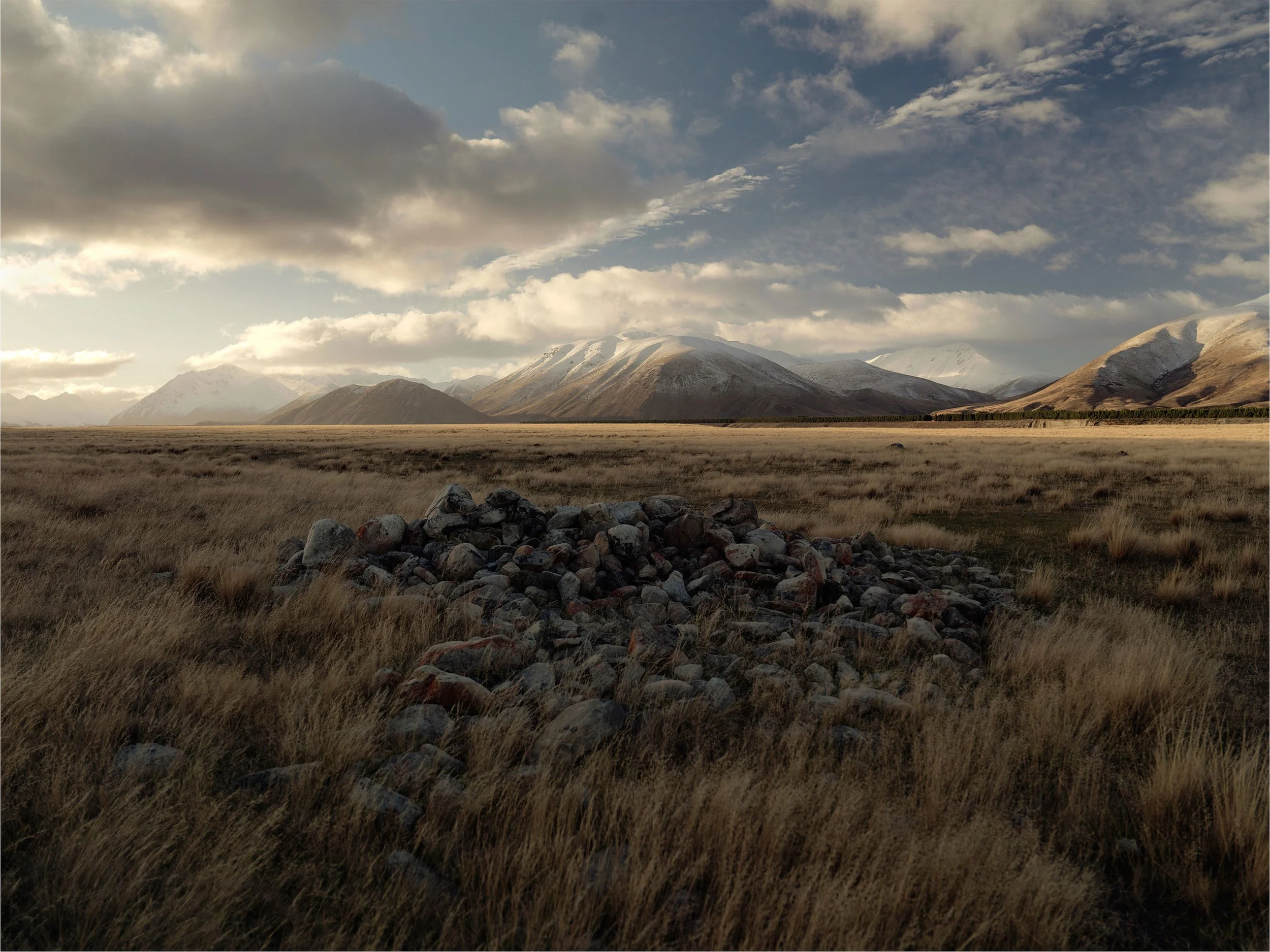 Wide South Island landscape photograph featuring open high-country plains, mountain light and a spacious alpine atmosphere.