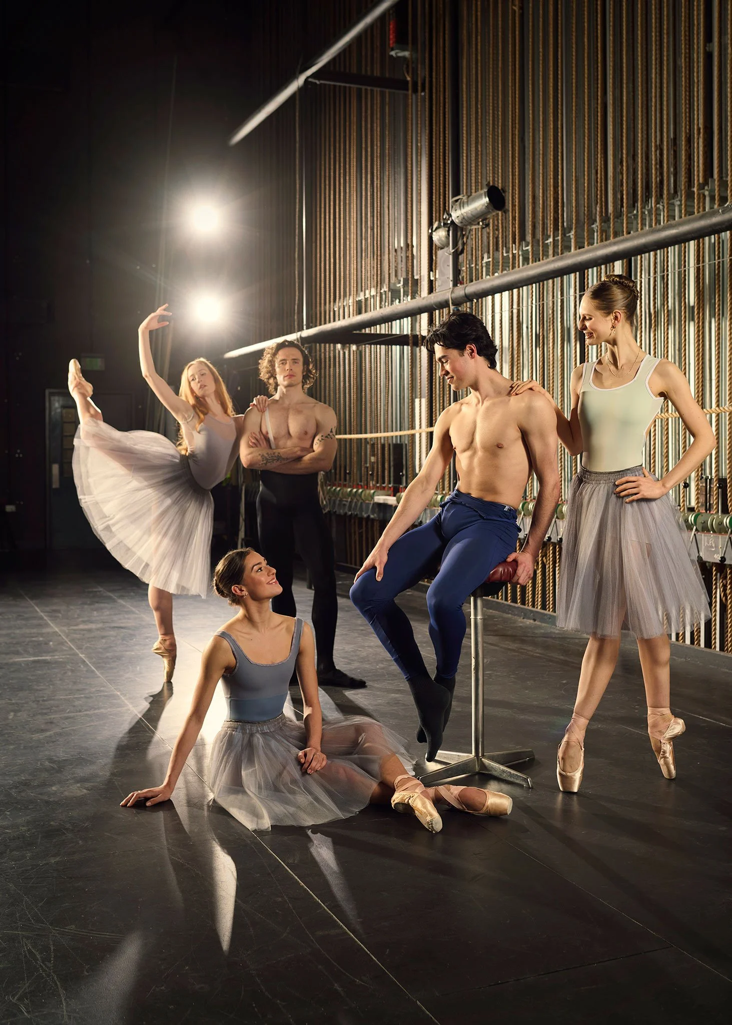 Backstage artist portrait showing ballet dancers in a theatre environment, combining elegance, performance and behind-the-scenes atmosphere.