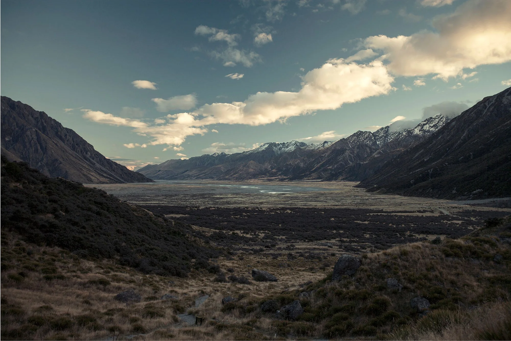 Wide South Island landscape photograph featuring open high-country plains, mountain light and a spacious alpine atmosphere.