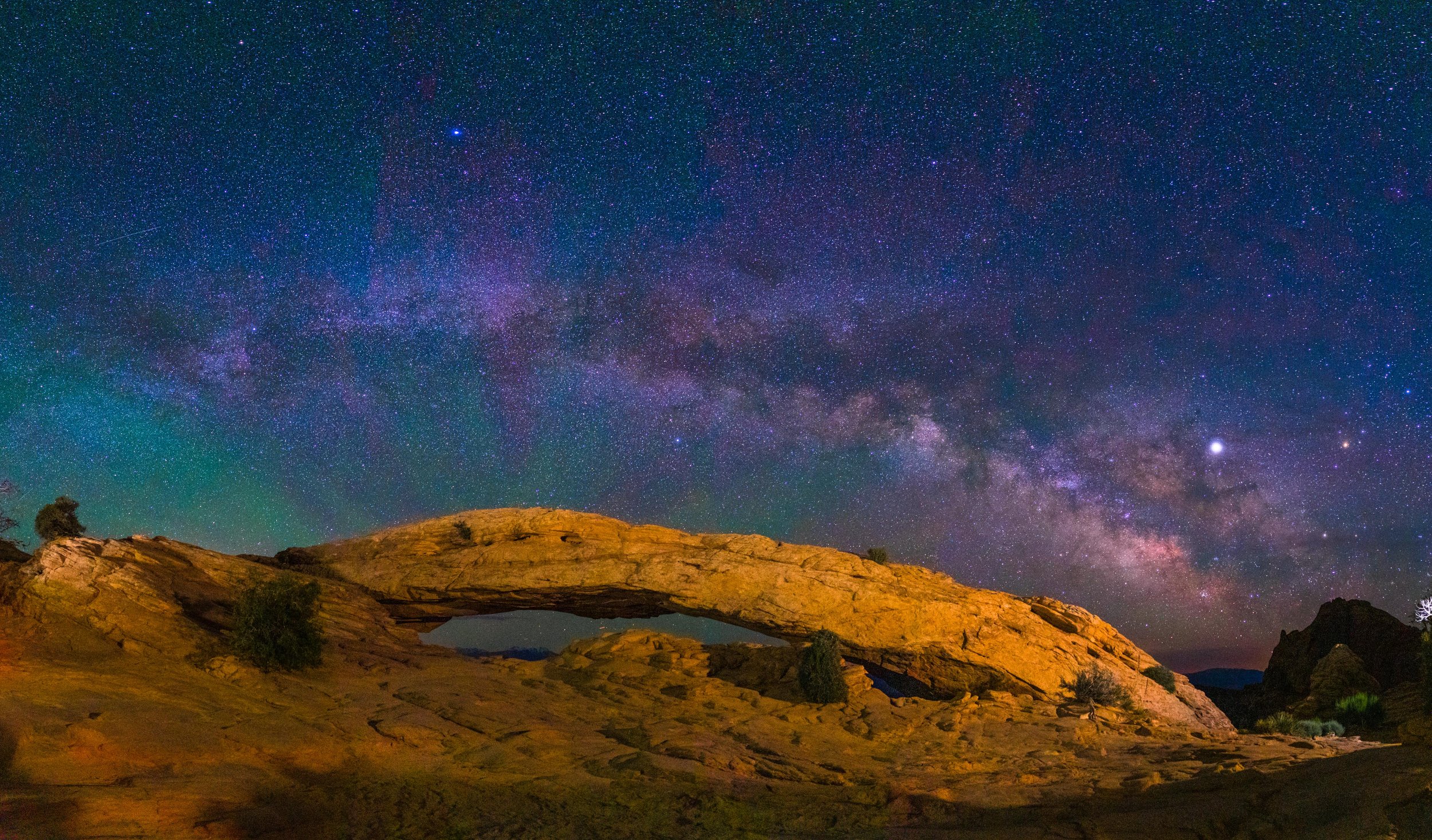 Milky Way over Mesa Arch by abdul dremali astrophotography