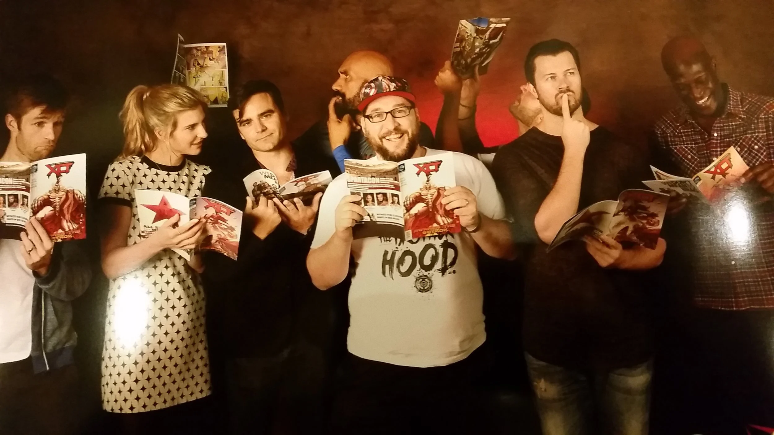 The cast of Spartacus enjoying the COMICS2MOVIES comic XCT