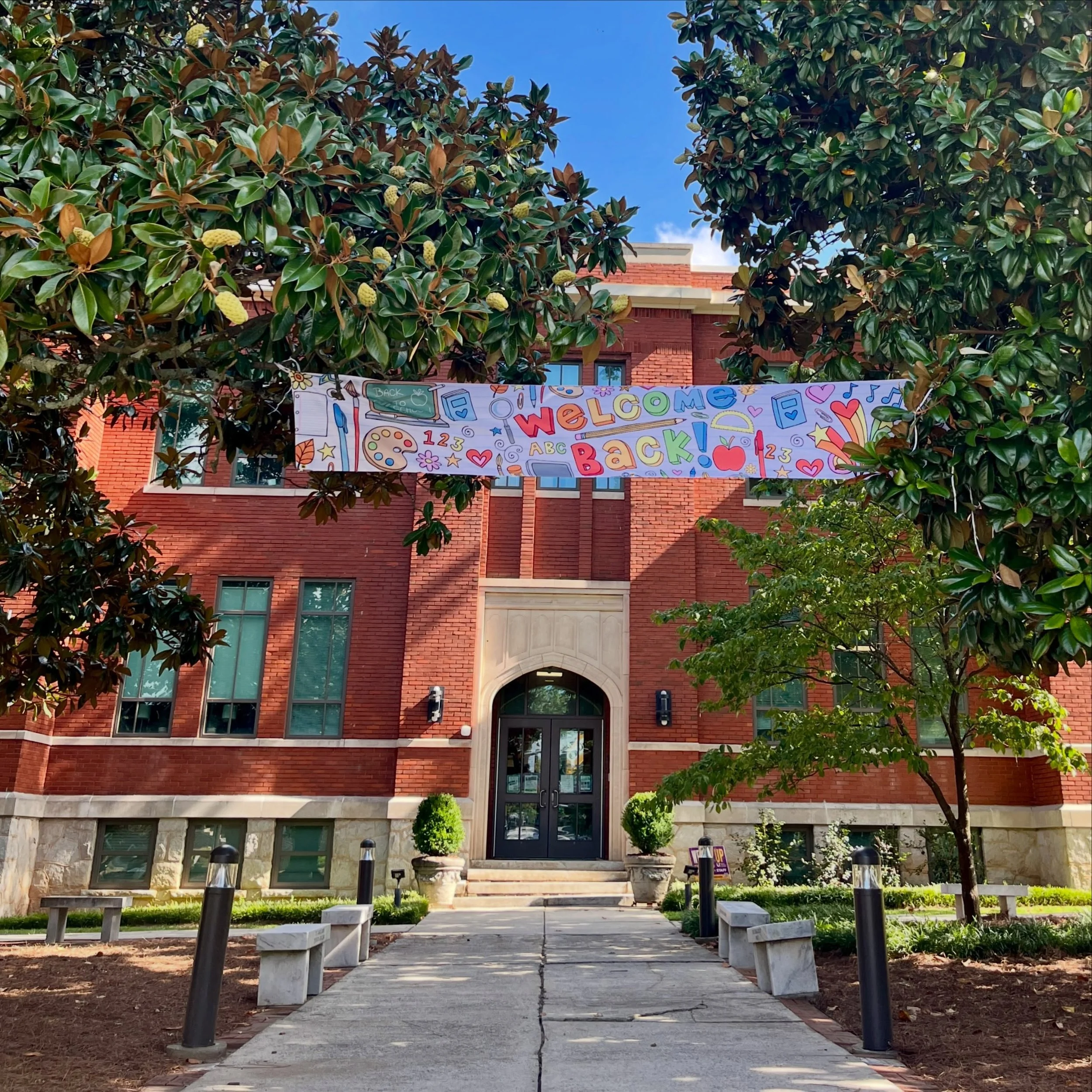 Welcome back Glennwood Eagles!! 🦅💚 Principal Howard &amp; crew were so excited to greet everyone this morning &amp; the PTO was extra excited to celebrate Cheers &amp; Tears with all our parents 🤗