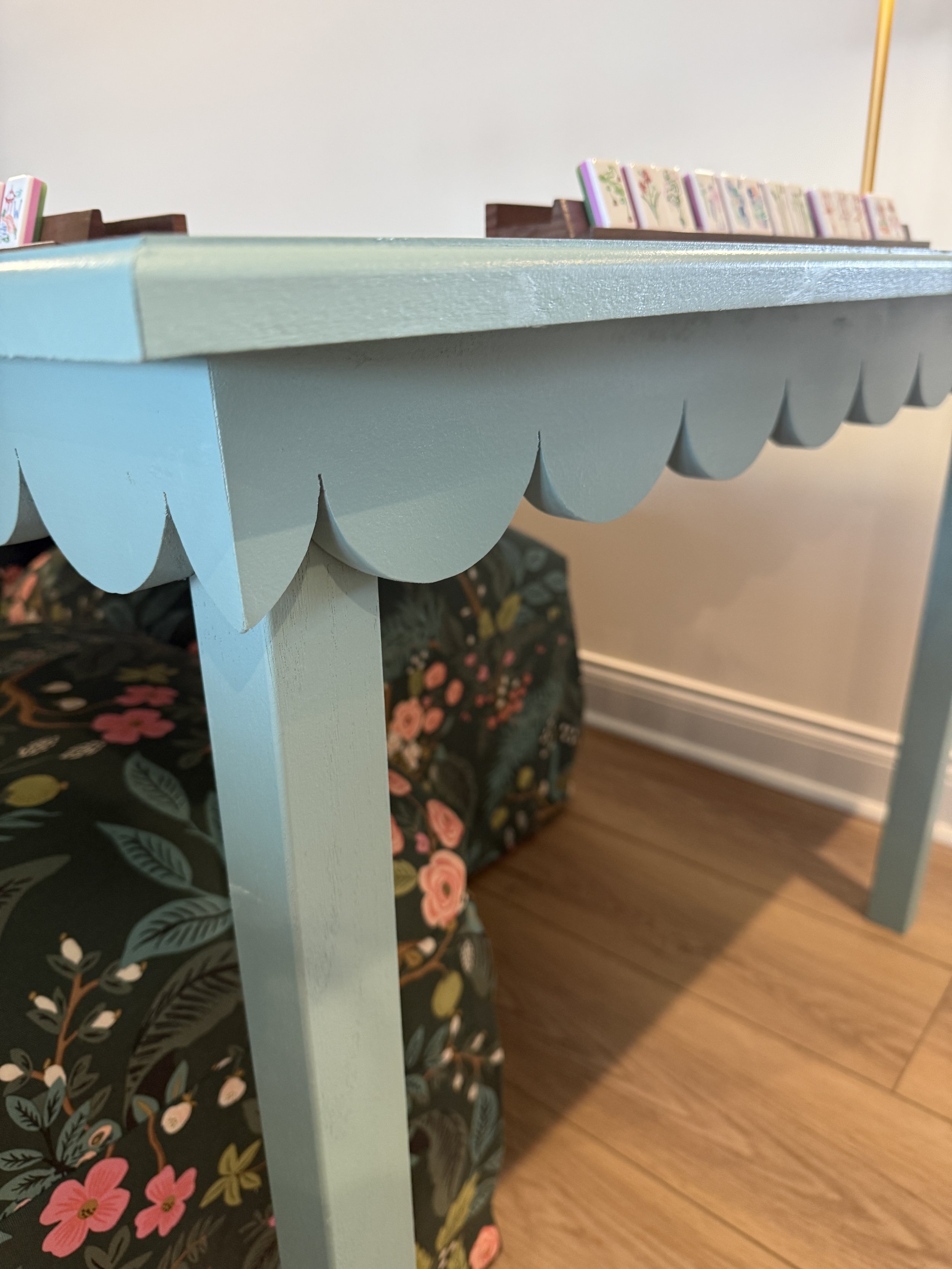 Sculpted scalloped edge detail