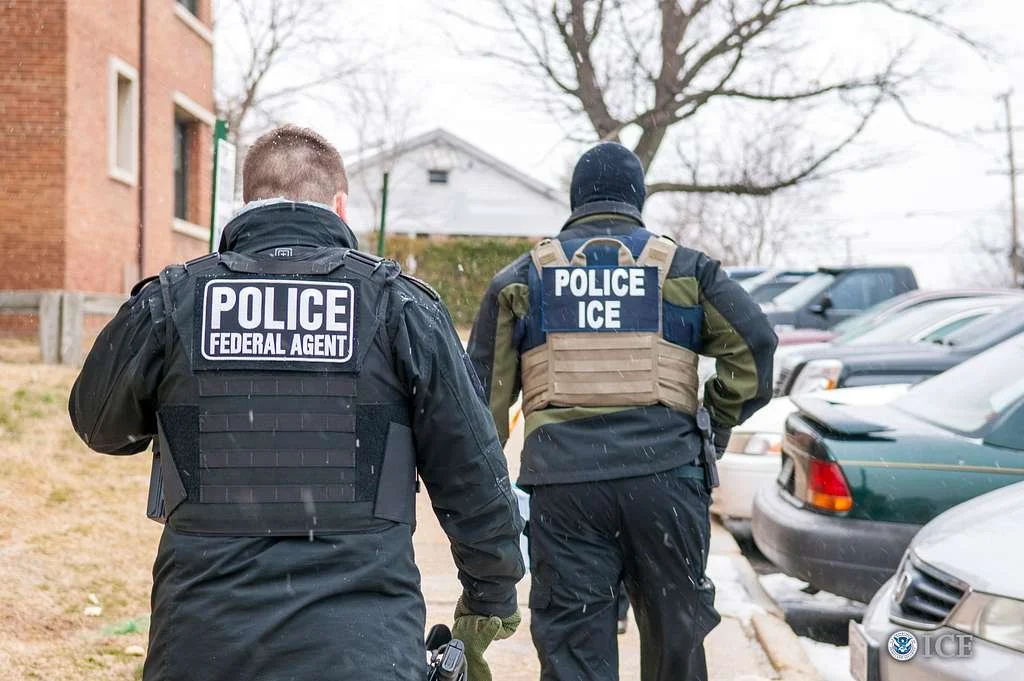 افزایش فعالیت‌های اجرایی ICE در سراسر کشور: آنچه مهاجران باید بدانند