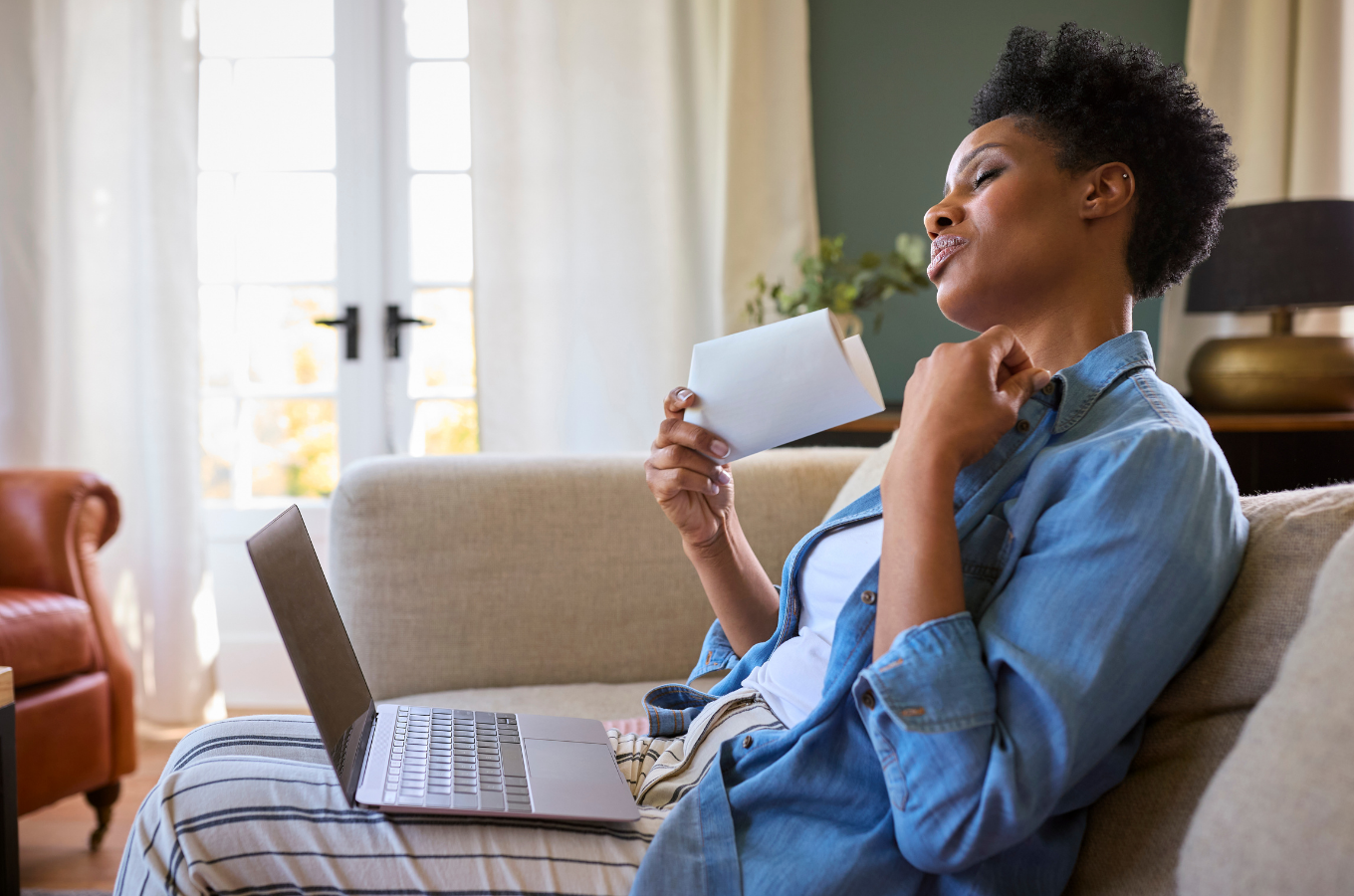Sudden Hot Flushes During the Day: Causes, Symptoms & When to See A Doctor