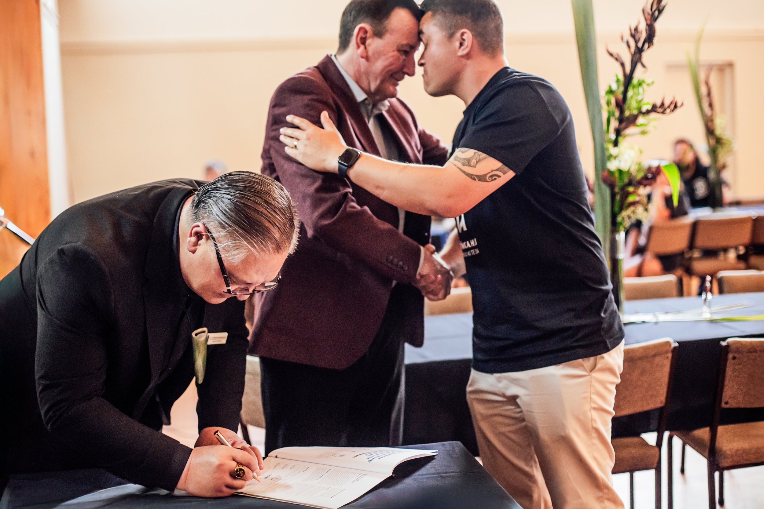 Te Tūmatakahuki and Horowhenua District Council sign a Partnership Agreement.