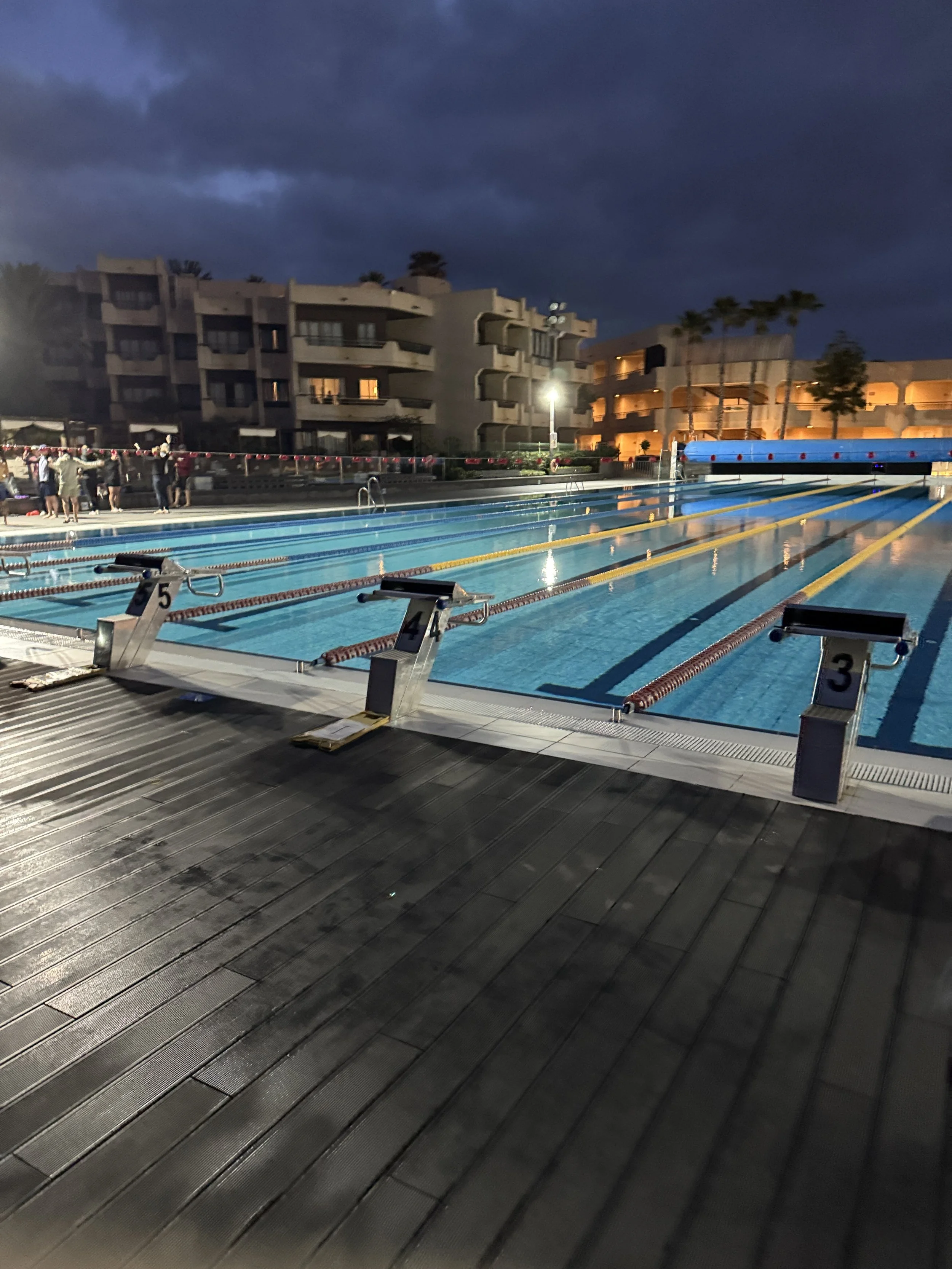 Barcelo Lanzarote mit Schwimmbahnen bei Nacht