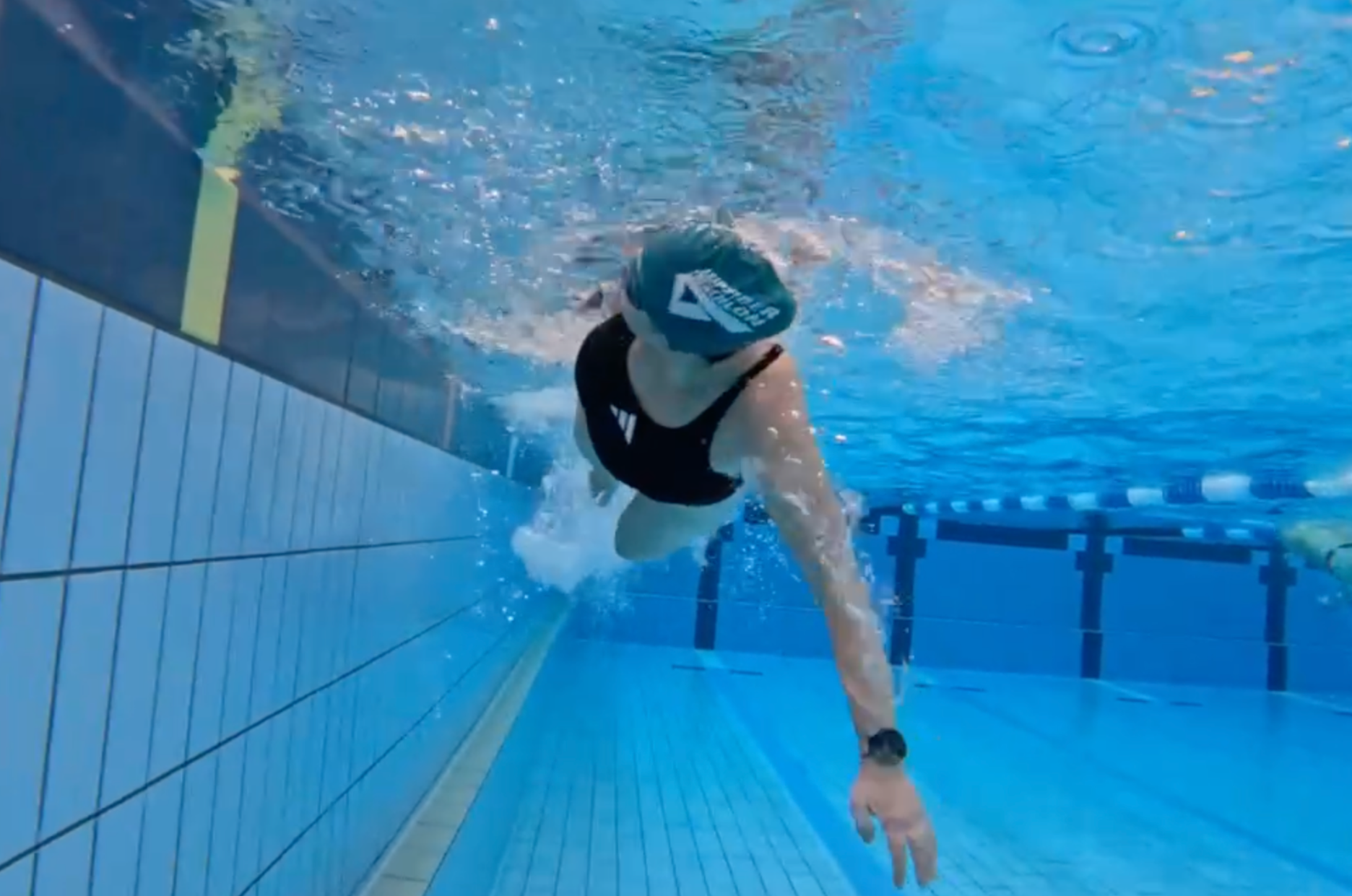 "Athletin beim Kraulen lernen im Schwimmbad Chemnitz - Schwimmanalyse