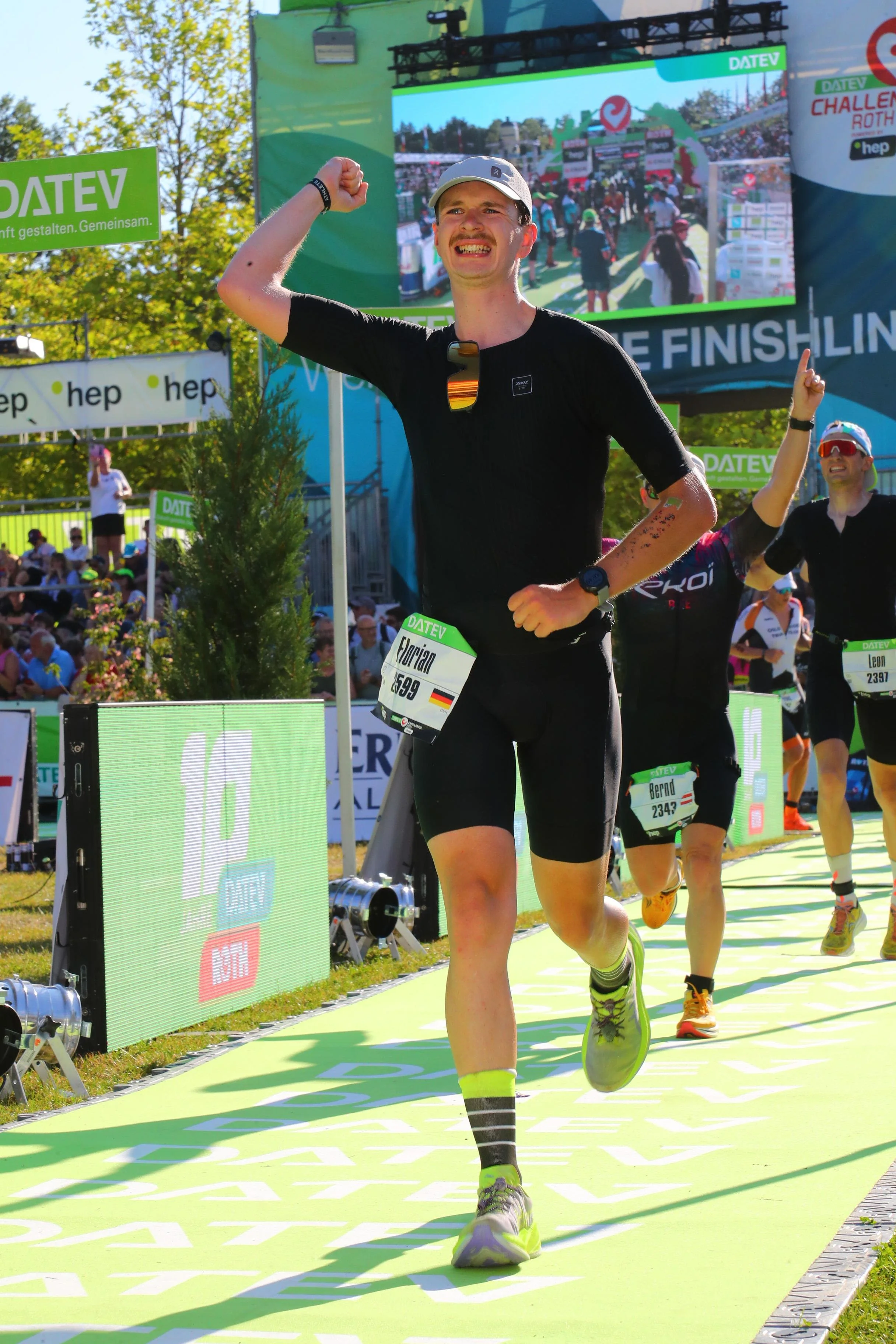 Zieleinlauf bei Challenge Roth  als Ergebnis von strukturiertem Triathlon Training und langfristigem Coaching