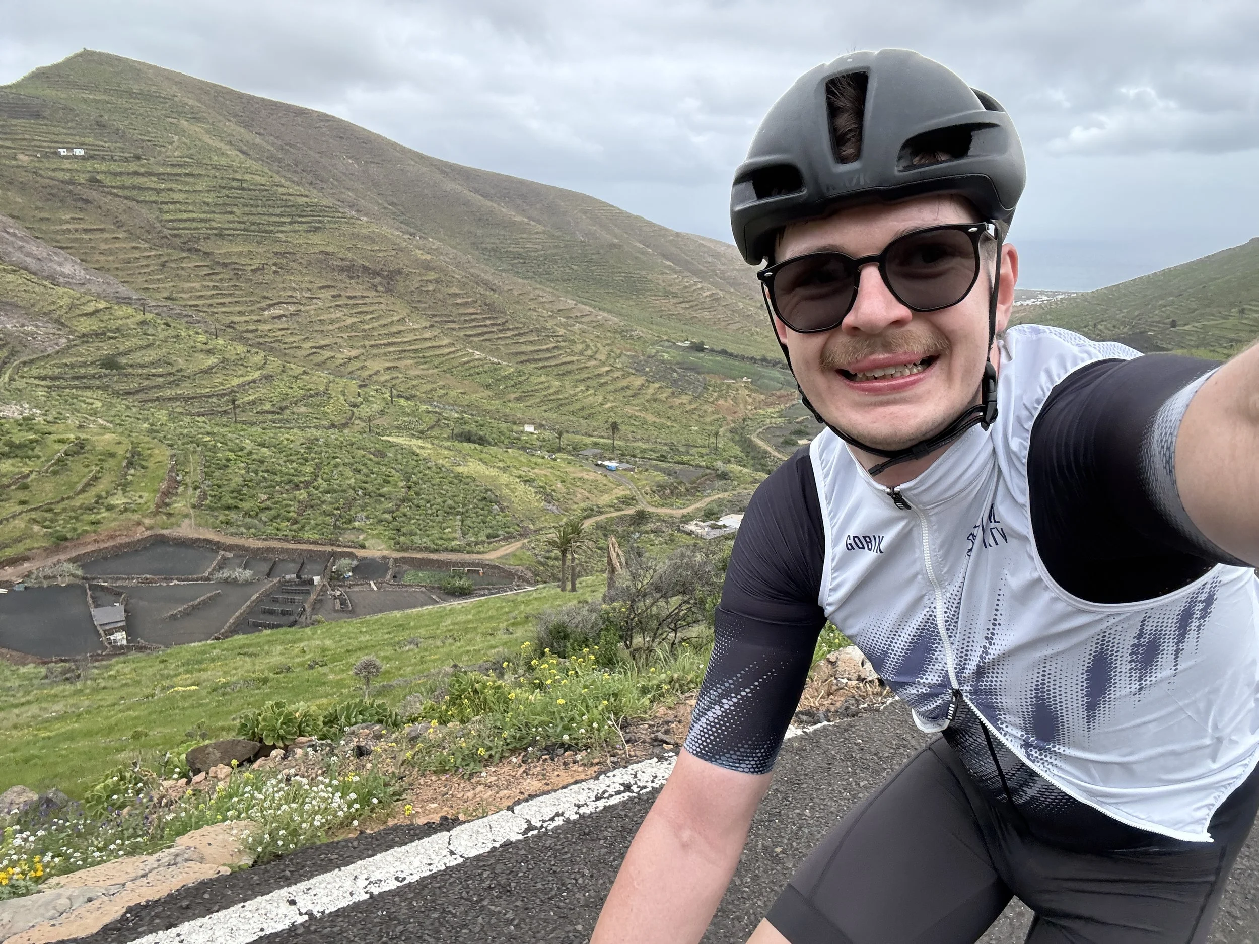 Triathlon Coach Florian Jäger beim Radtraining im Trainingslager auf Lanzarote zur Vorbereitung auf Langdistanz und Ironman Hamburg