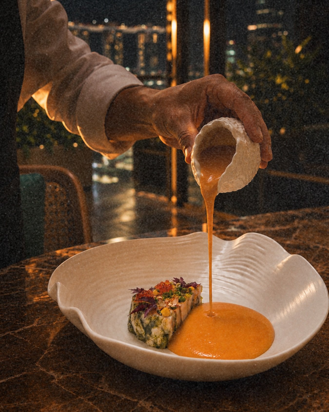Some dishes are served.
The best ones are unveiled.

A moment of anticipation. Then the first bite brings every element together exactly as intended.

Thoughtfully crafted, beautifully presented and made to be experienced above the city.