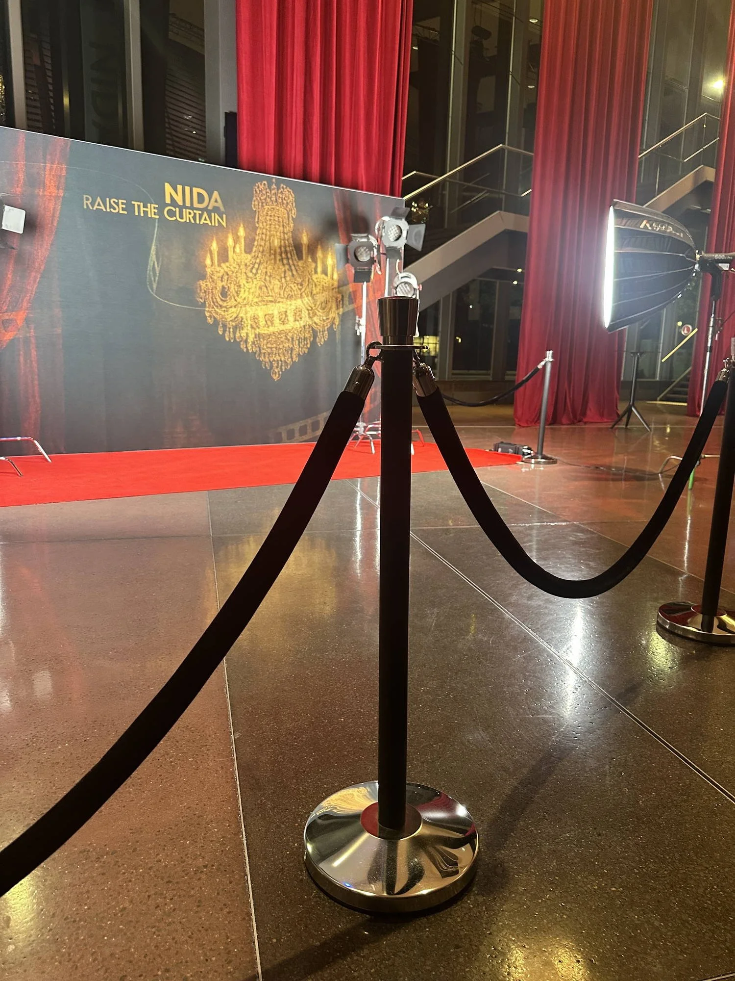 barrier-stand-chrome-with-black-post-with-black-velvet-rope-02.jpg