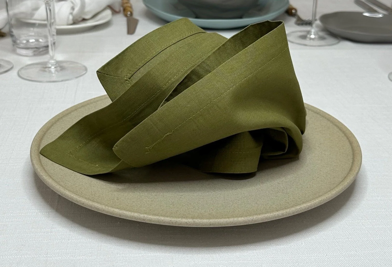 olive-green-linen-napkin-01.jpg