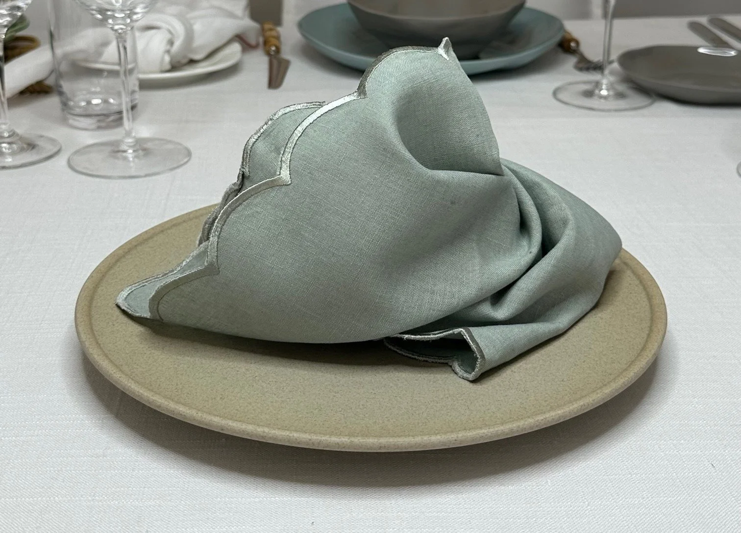sage-scallop-edge-napkin-01.jpg