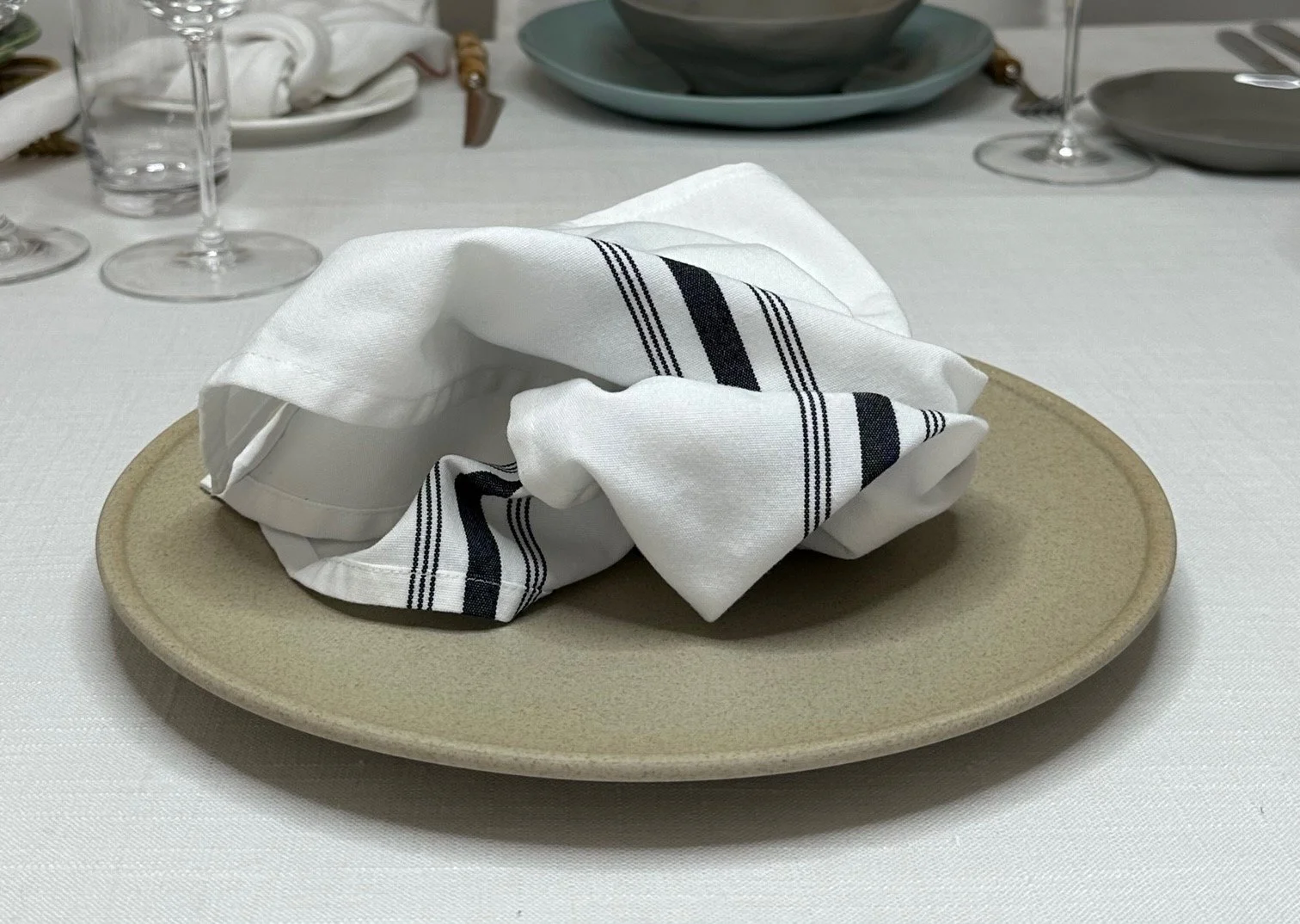 white-with-navy-blue-stripes-bistro-napkin-01.jpg