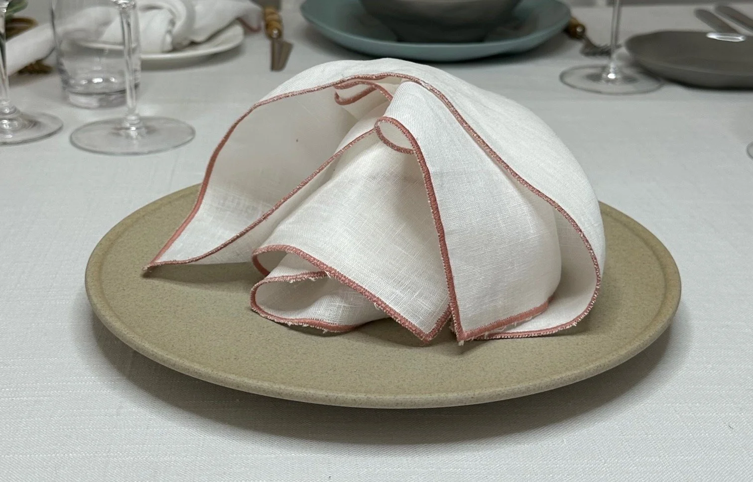 white-linen-with-dusk-pink-edge-napkin-01.jpg