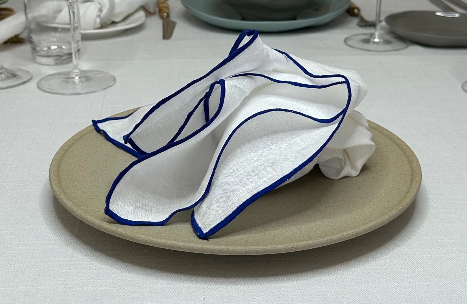 white-linen-with-china-blue-edge-napkin-01.jpg