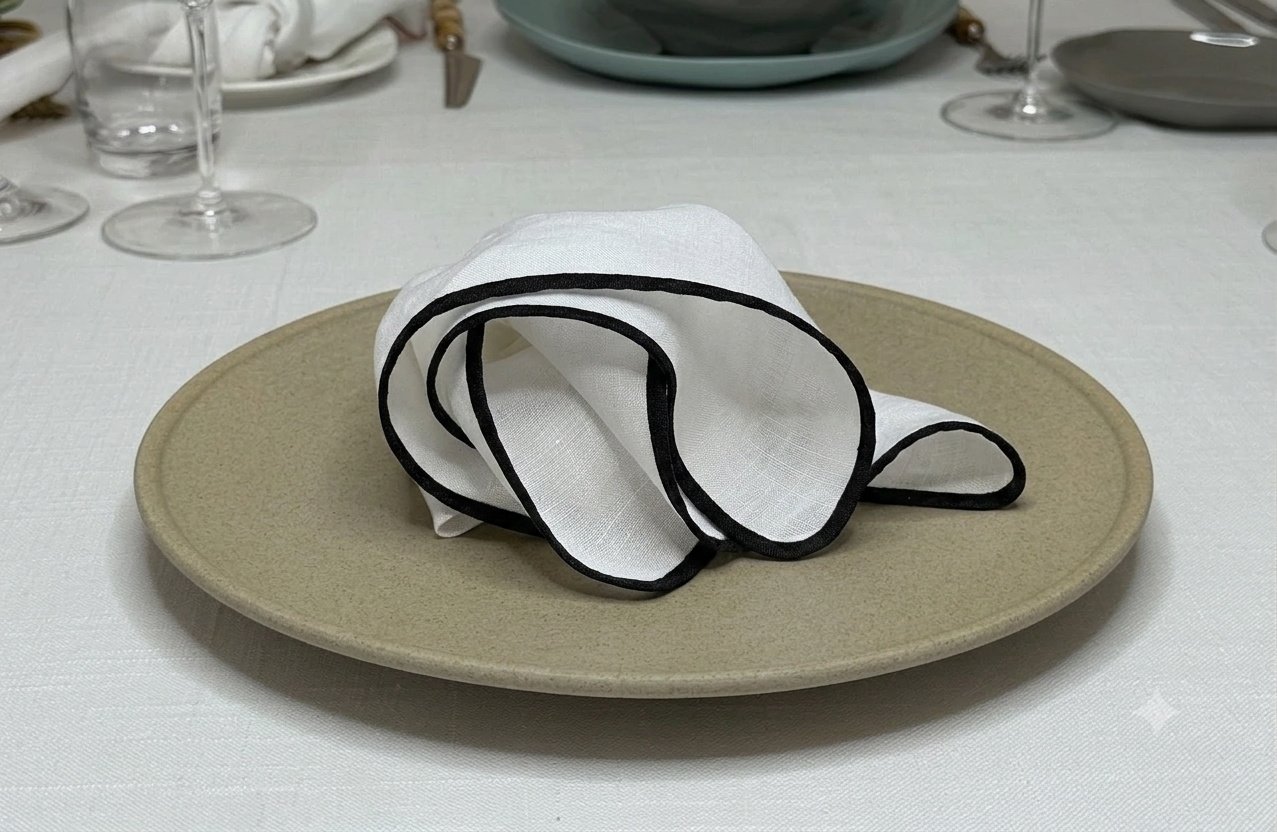 white-linen-with-black-edge-napkin-02.jpg