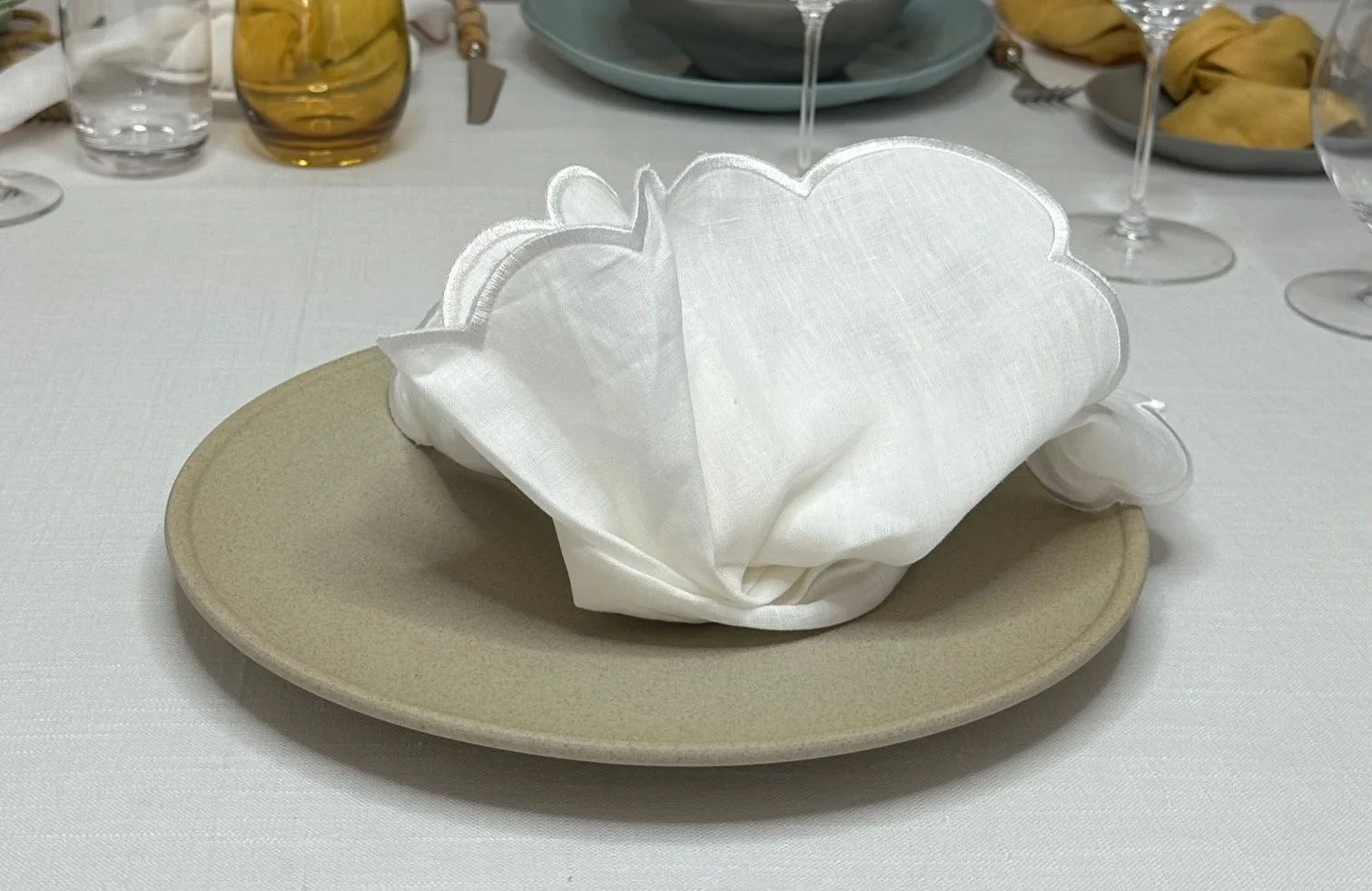 white-linen-scalloped-edge-napkin-01.jpg