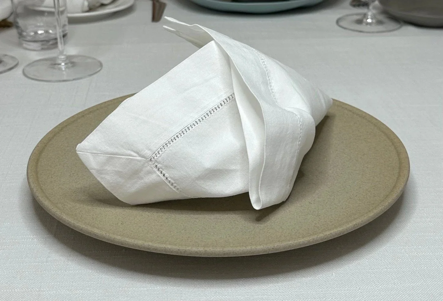white-linen-bevelled-edge-napkin-2cm-hem-01.jpg