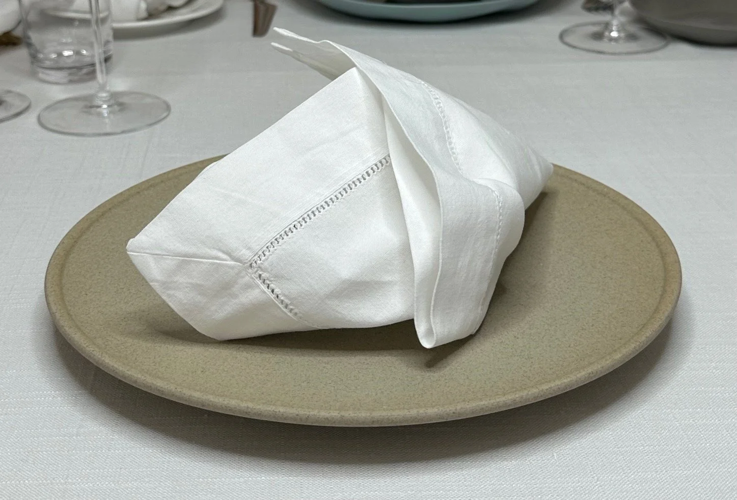 white-cotton-bevelled-edge-napkin-4cm-hem-01.jpg