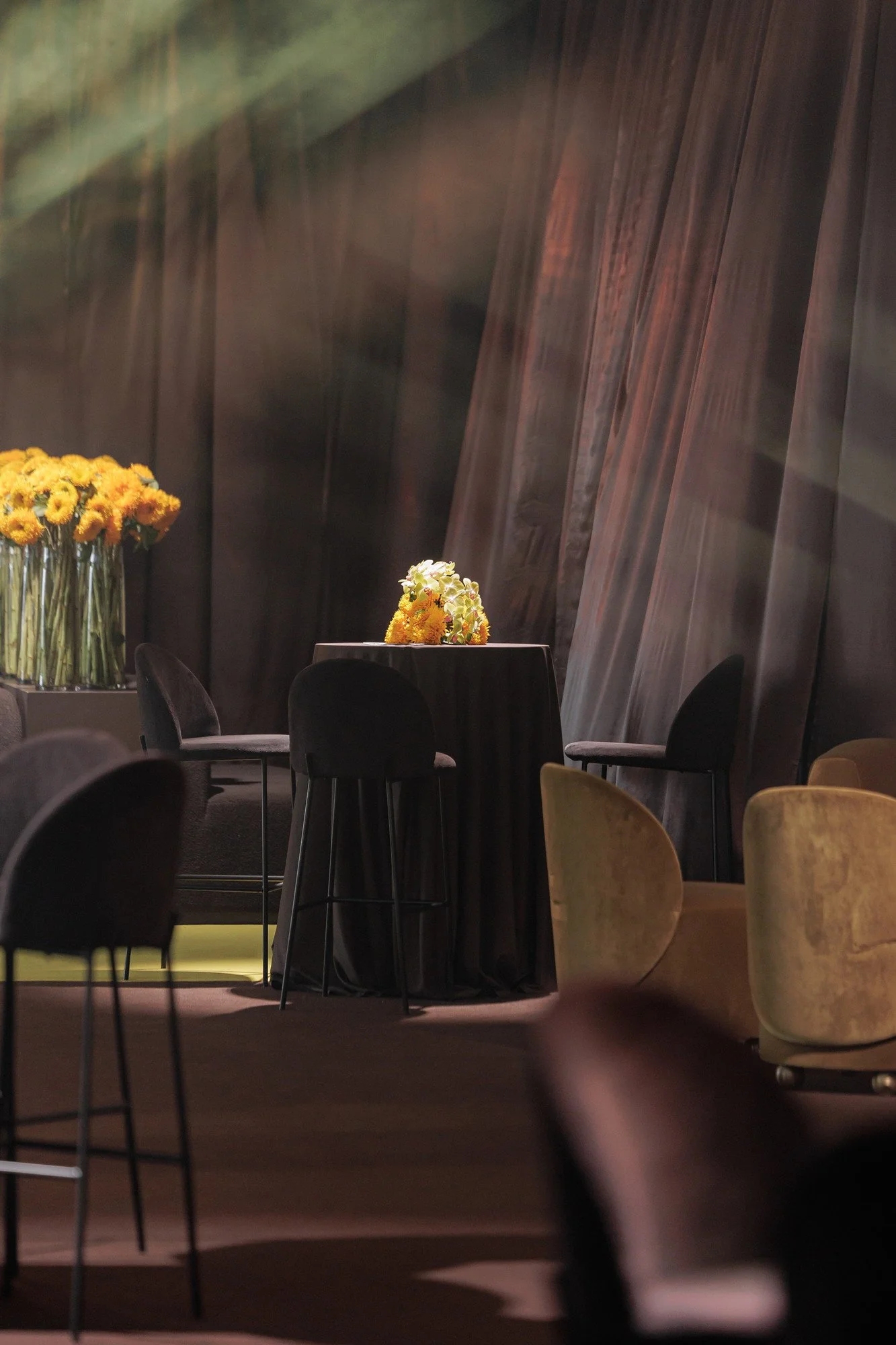 chocolate-satin-tablecloth-03.jpg