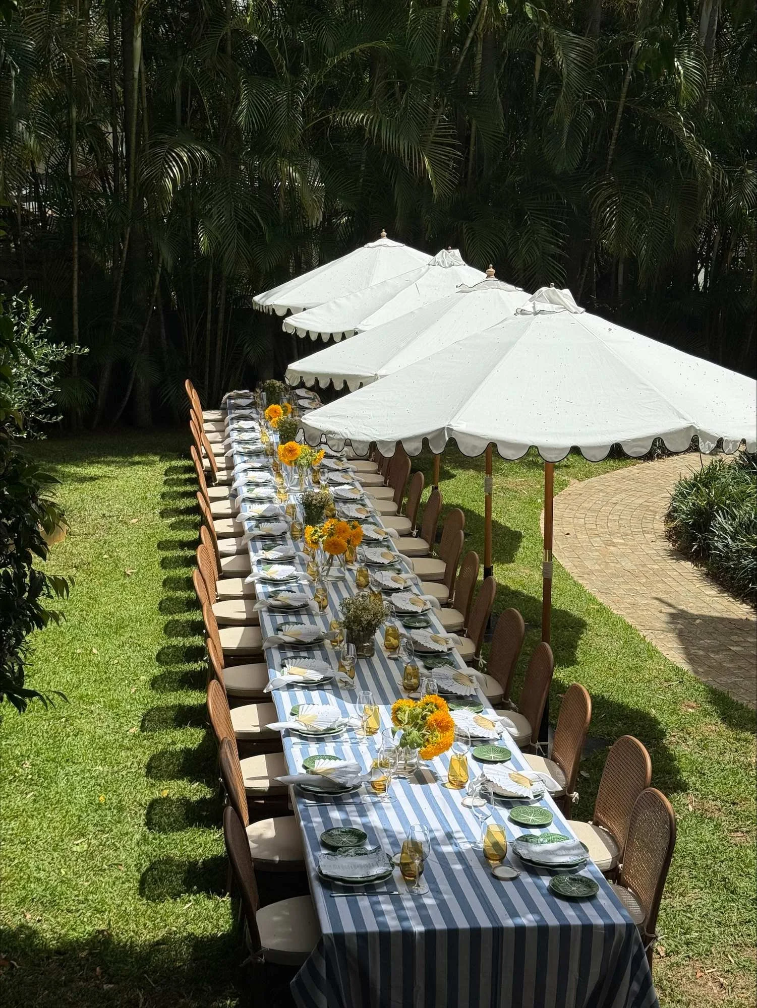 blue-and-white-stripes-tablecloth-03.jpg