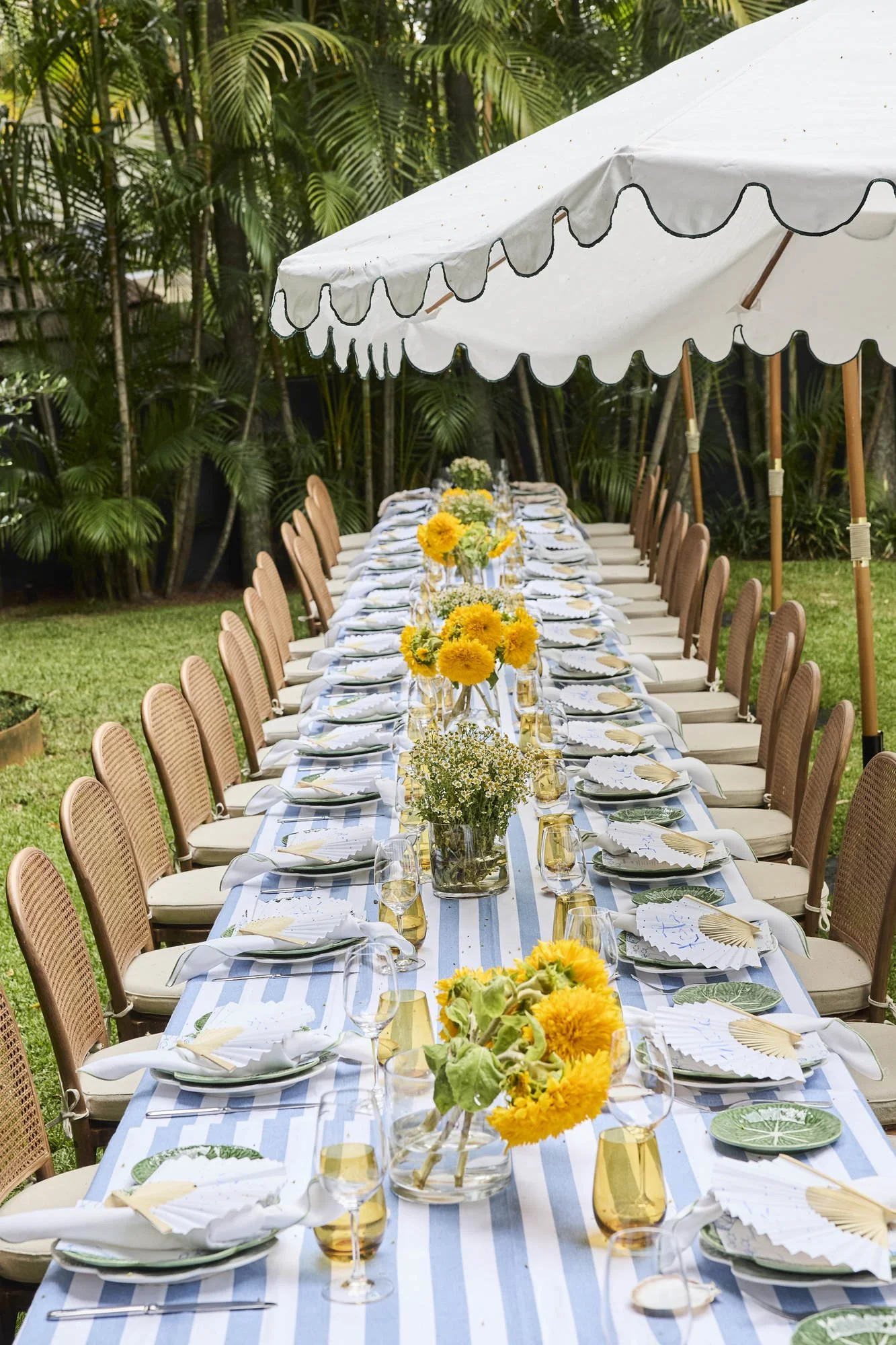 blue-and-white-stripes-tablecloth-07.jpg