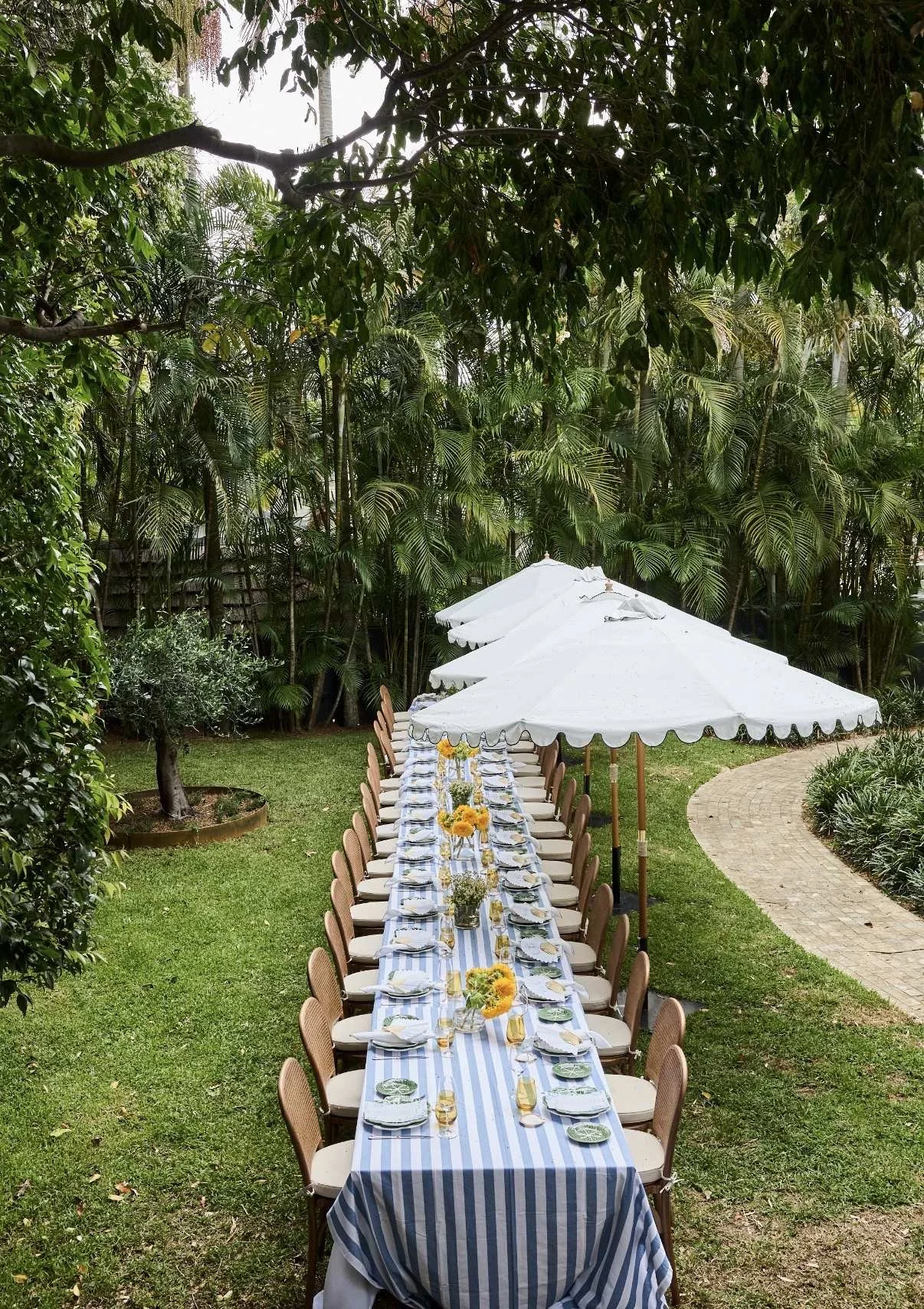 blue-and-white-stripes-tablecloth-10.jpg
