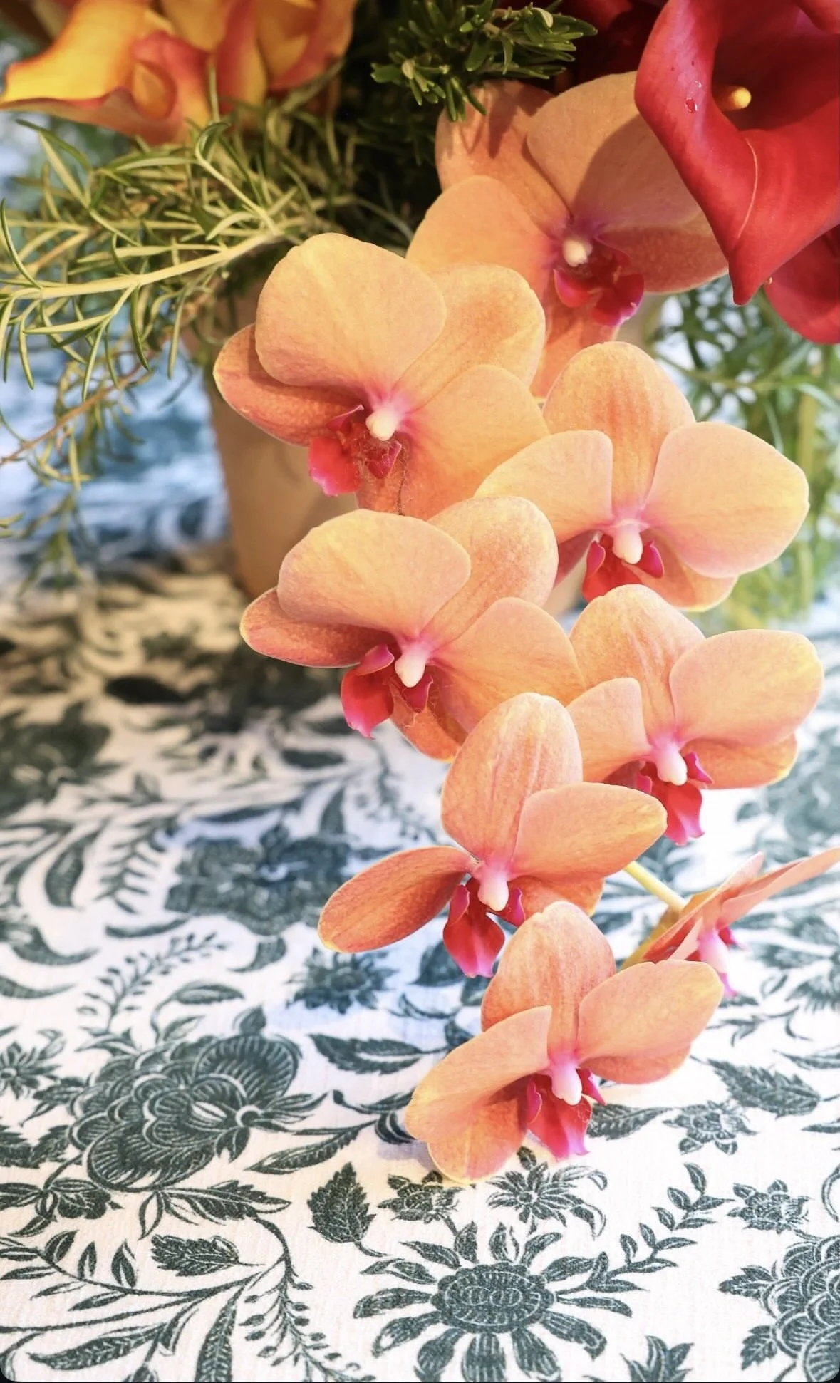 green-and-white-botanical-print-linen-mix-tablecloth-03.jpg