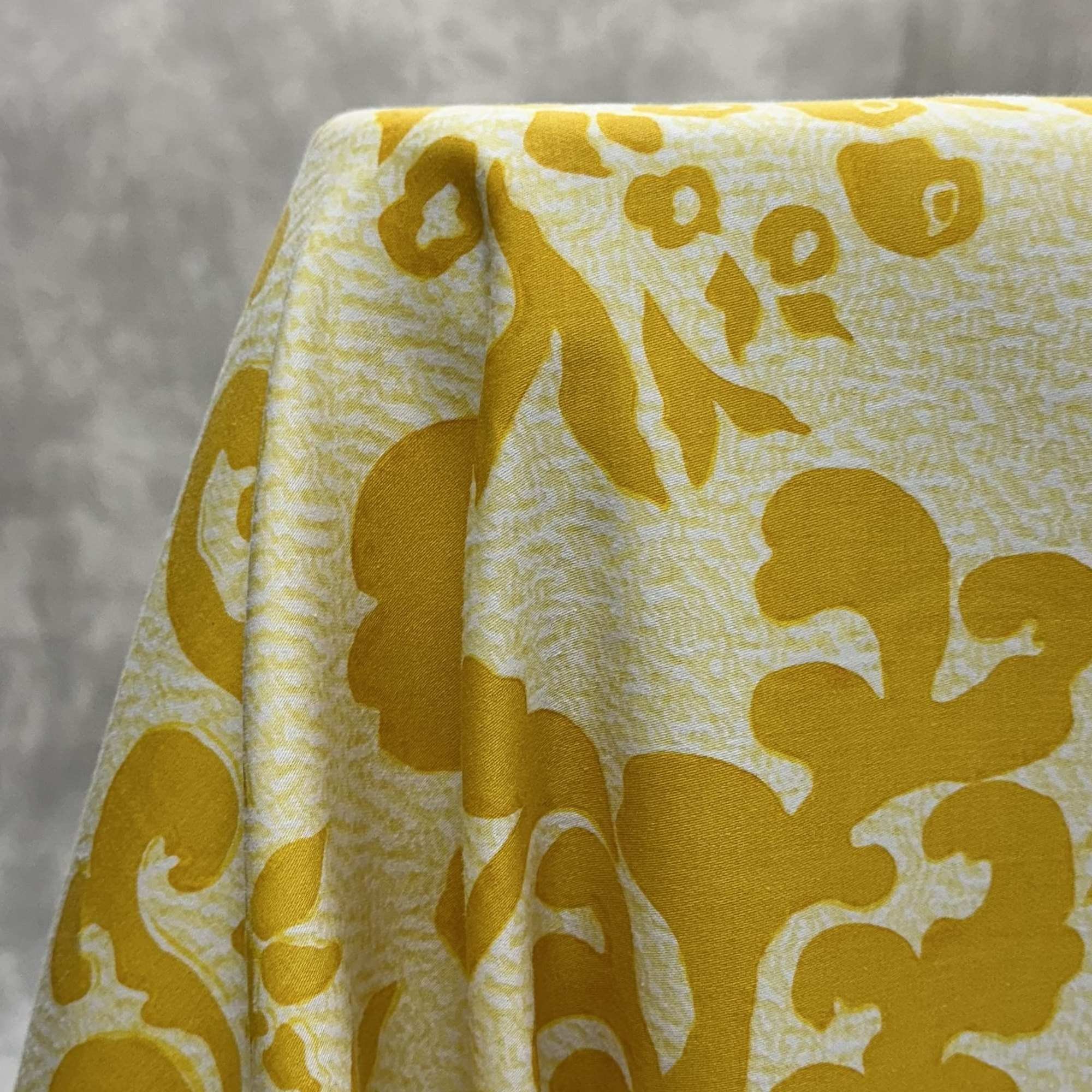 yellow-and-white-floral-pattern-tablecloth-01.jpg