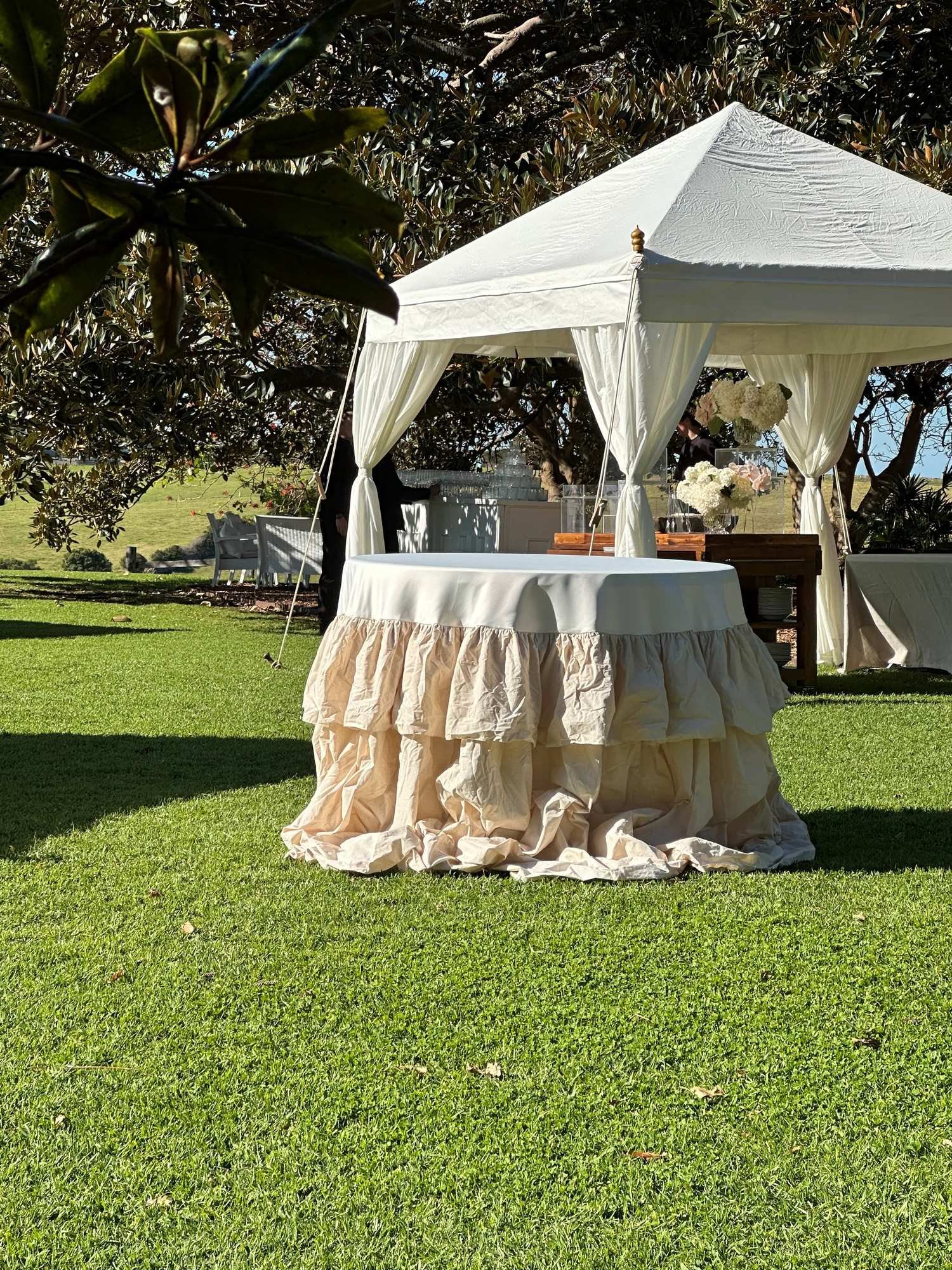 duchess-satin-tablecloth-with-pleated-skirt-02.jpg