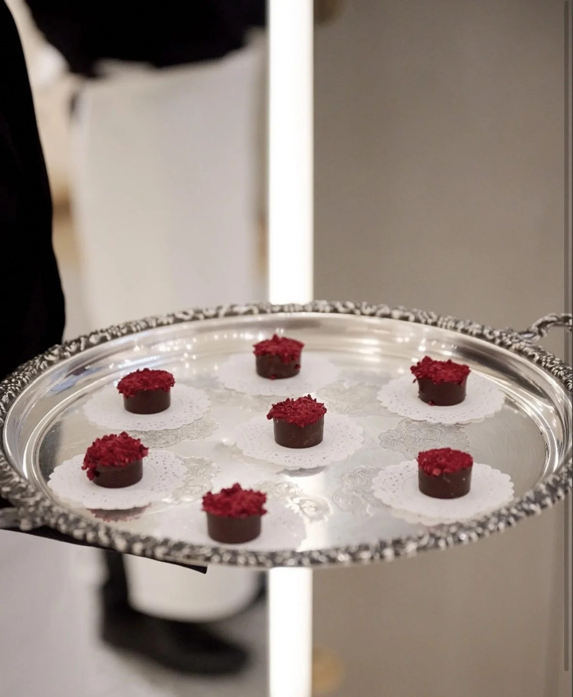 silver-tray-round-with-handle-04.jpg