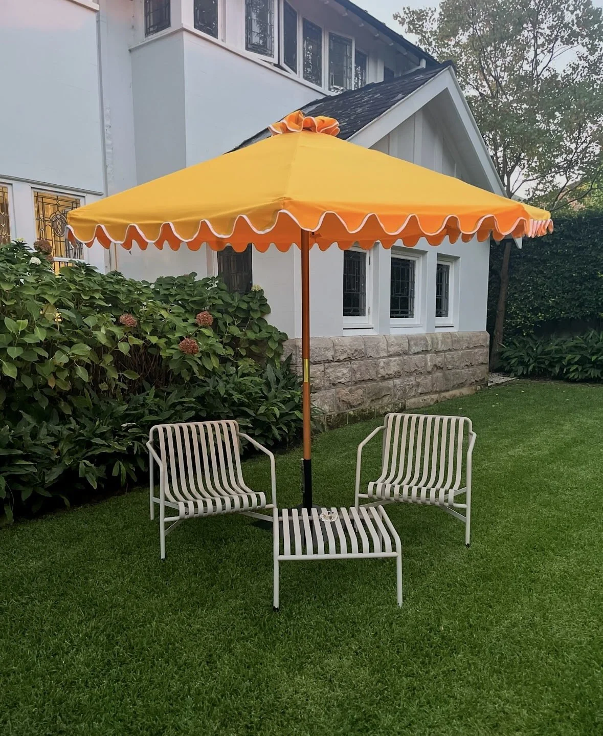 market-umbrella-yellow-with-white-scalloped-edge-02.jpg