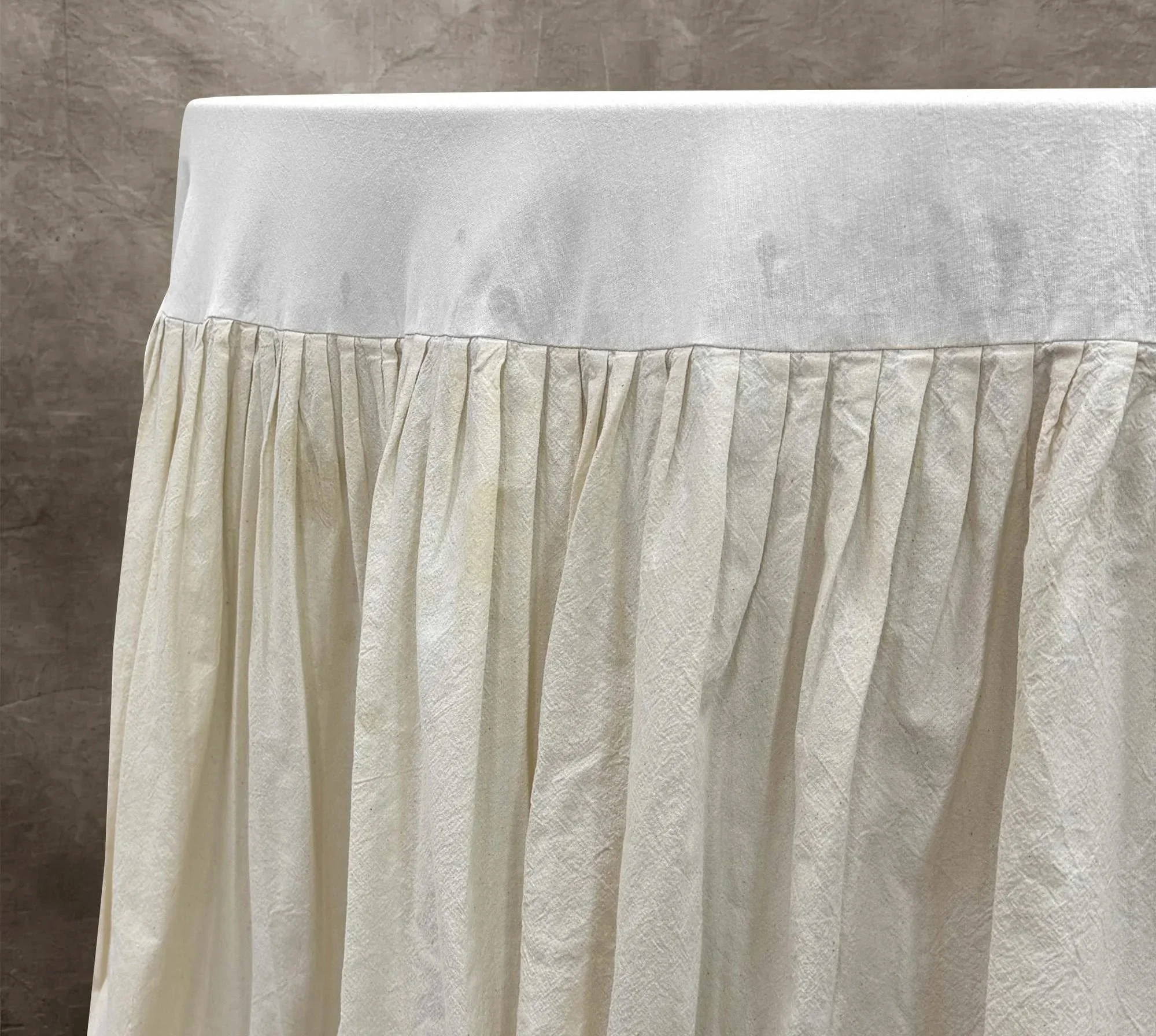 duchess-calico-tablecloth-with-pleated-skirt-01.jpg
