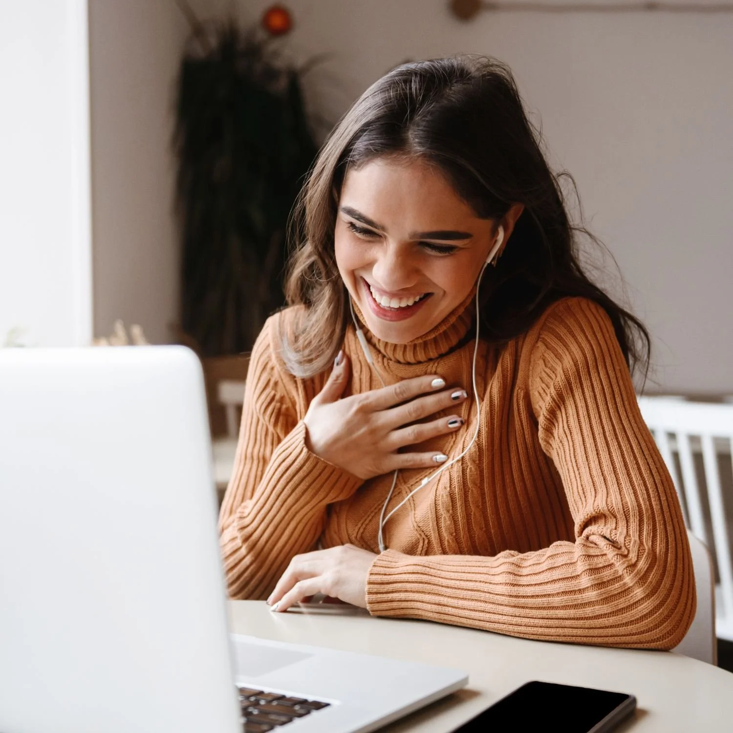A woman talking to other female leaders in the Women Leaders Alliance commnity portal.