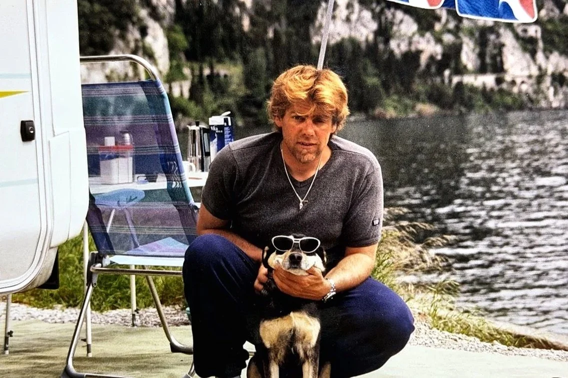 Historische Aufnahmen des Top Secret Davos Gründers Edy mit seinem Hund Tao am Gardasee
