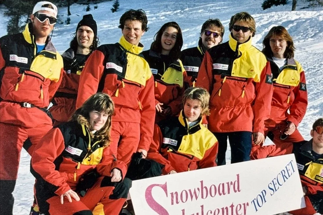 Historisches Gruppenbild mit Snowboatdlehrern der Top Secret Snowboardschule in frühen Jahren
