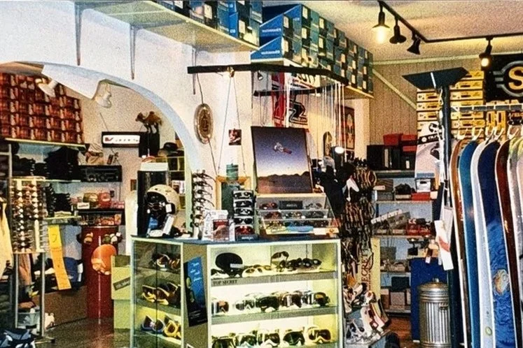 Historische Innenaufnahme des Top Secret Ski & Snowboard Shops in Davos
