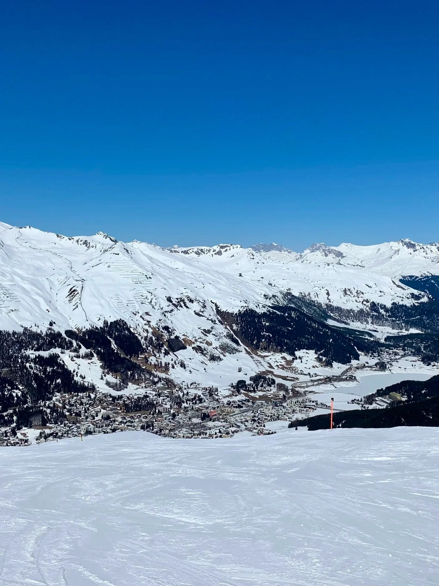 Winterpanorama vom Brämabüel über Davos mit Davosersee und verschneiten Bergen