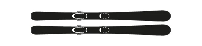 Zwei schwarze Skier mit Bindungen