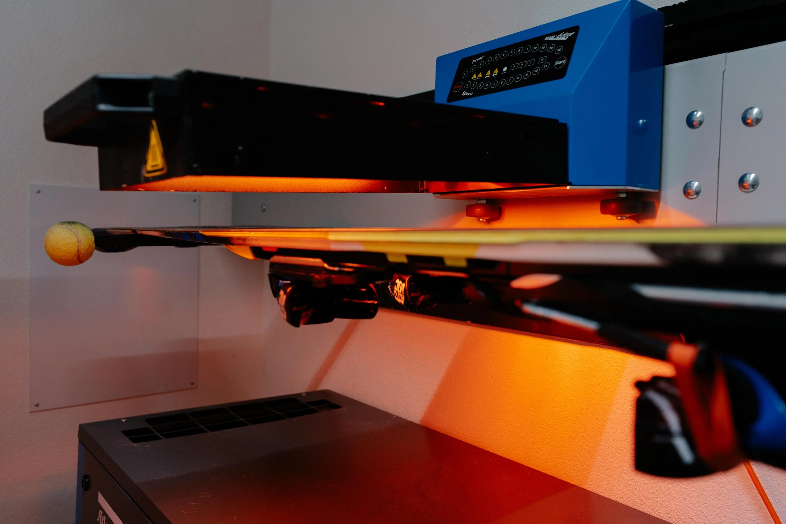 Ein paar Ski wird auf der Max-Future Maschine mit Infrarot behandelt für ein besonders gutes Finish.