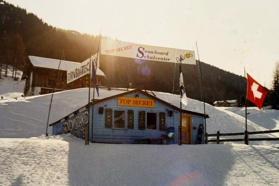 Die historische "Blaue Hütte" der Snowboardschule Top Secret am Bolgen in Davos