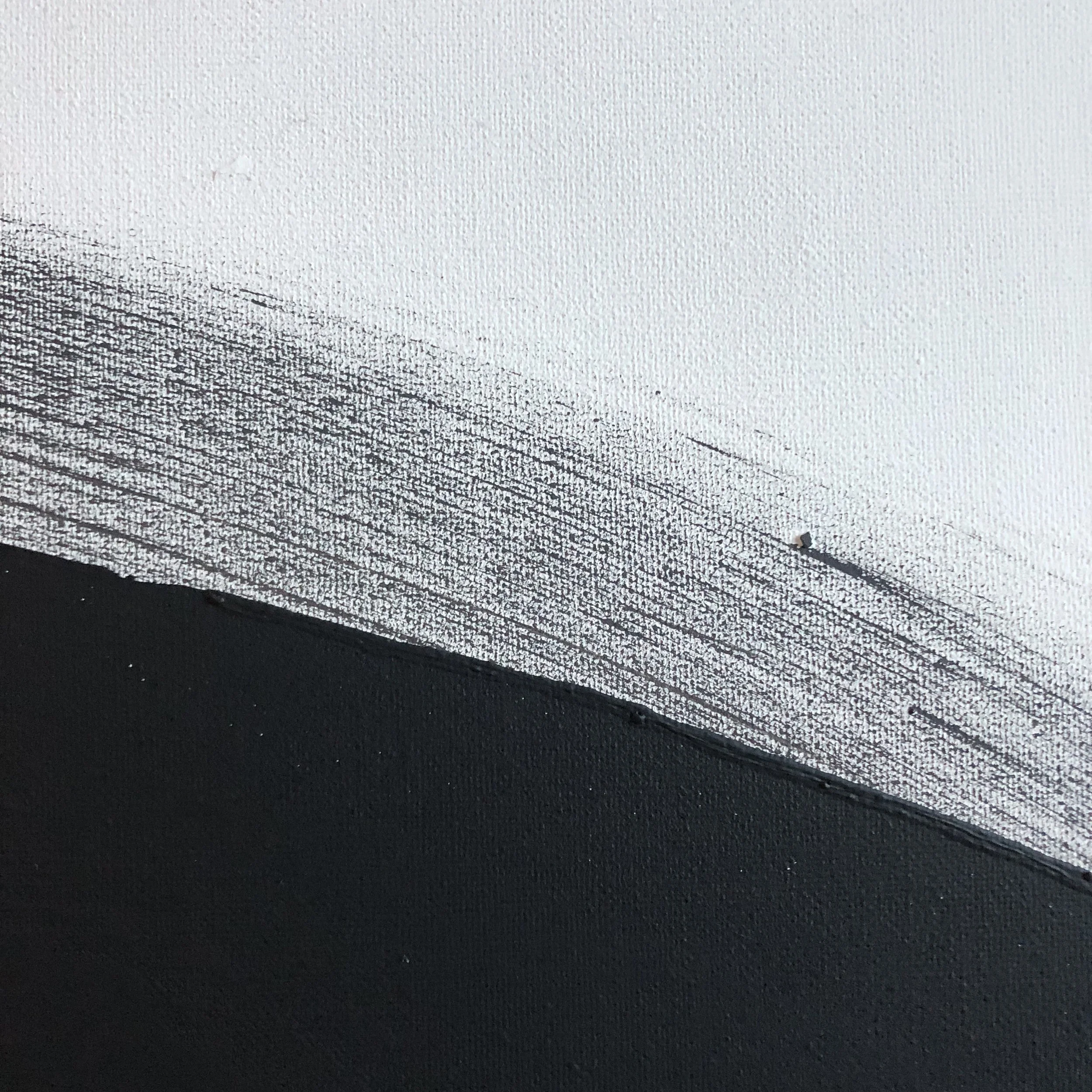 Nahaufnahme eines weißen Stoffes mit schwarzem Druck. Der Stoff hat eine Textur mit sichtbaren Maschen und Drip.