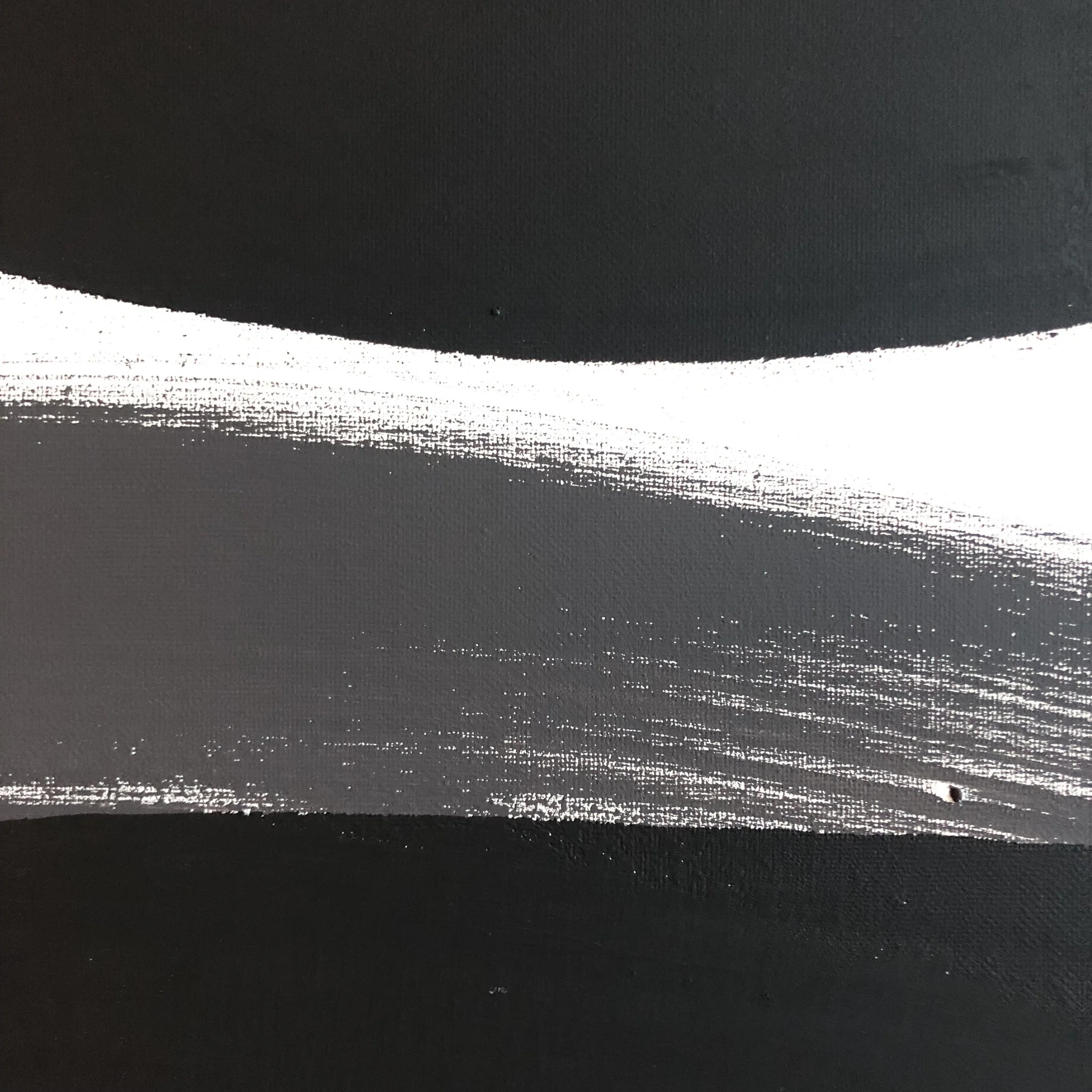 Schwarz-weiße abstrakte Kunst mit einer diagonal verlaufenden, weißen, strukturierten Linie auf schwarzem Hintergrund.