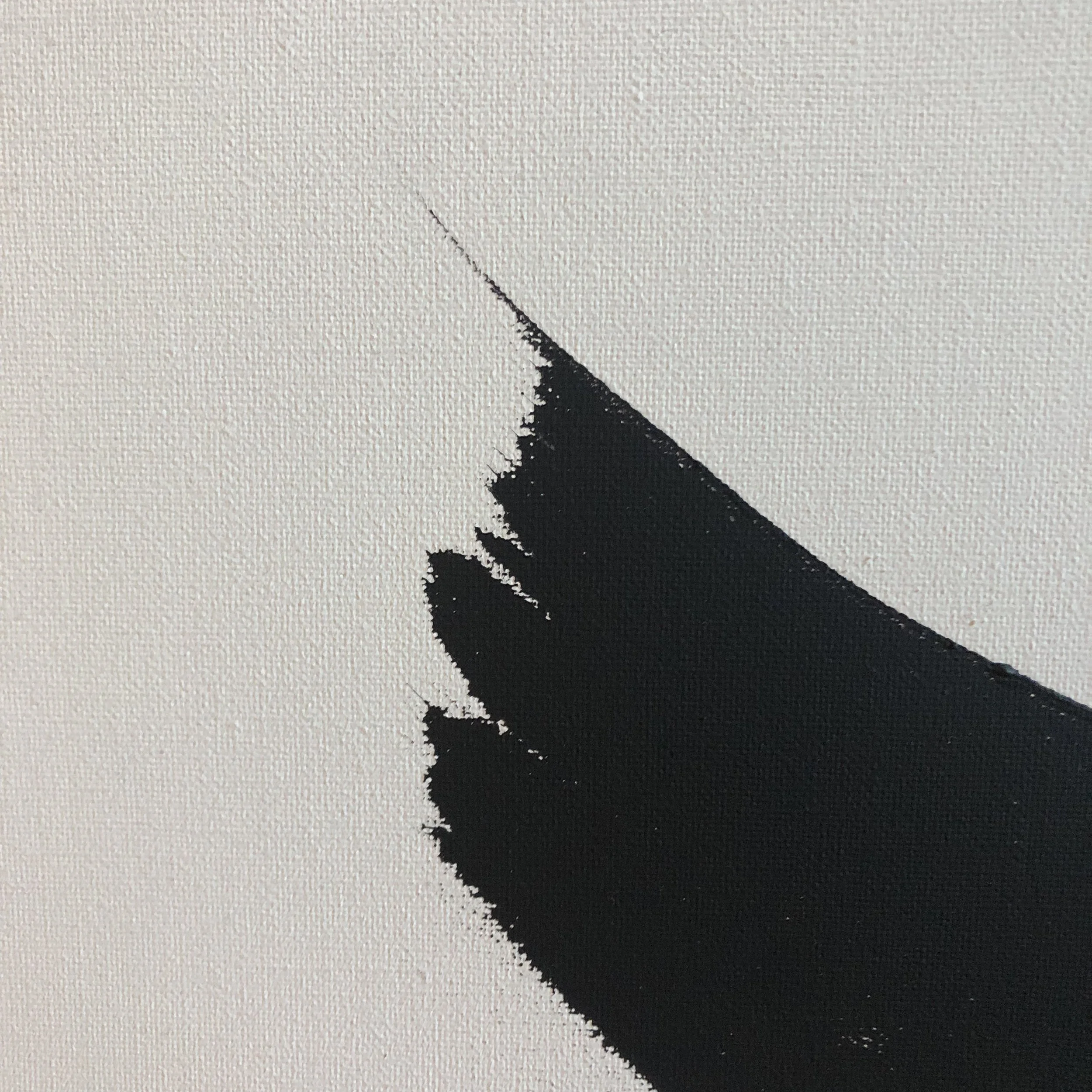 Nahaufnahme eines schwarzen Filzstifts, der auf weißem Papier zeichnet, mit einer Spitze, die eine Linie bildet.